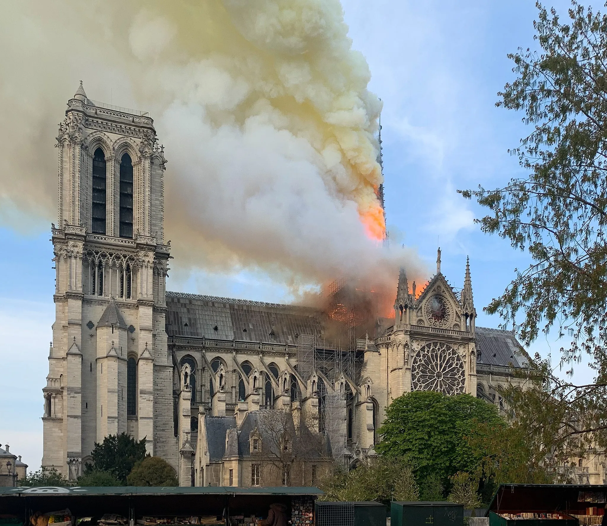 Photo showing: Photo de Notre-Dame de Paris  le 15 avril 2019 à 19h17 prise du Quai de Montebello