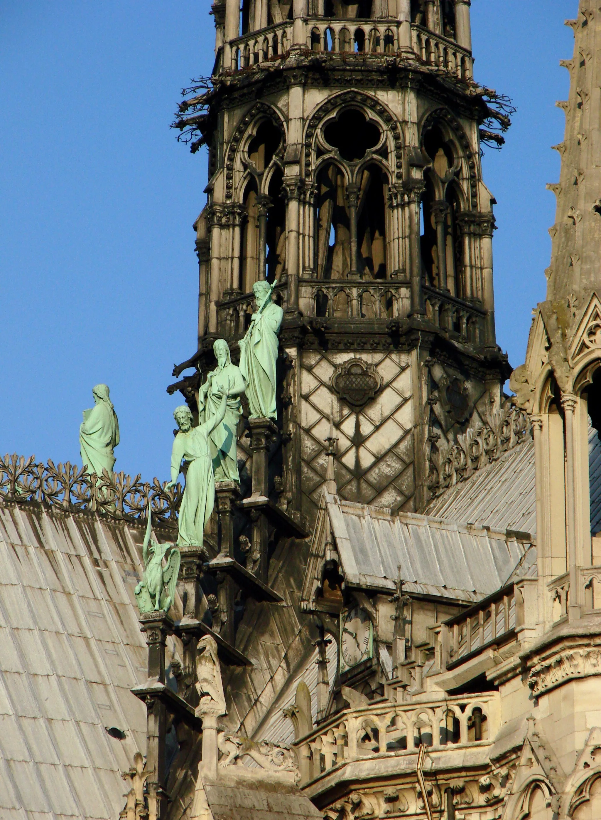 Photo showing: Base de la flèche de la cathédrale Notre-Dame de Paris,réalisée au milieu du 19ème siècle sous la direction de Viollet-le-Duc, avec les statues d'apôtres par Adolphe-Victor Geoffroy-Dechaume.