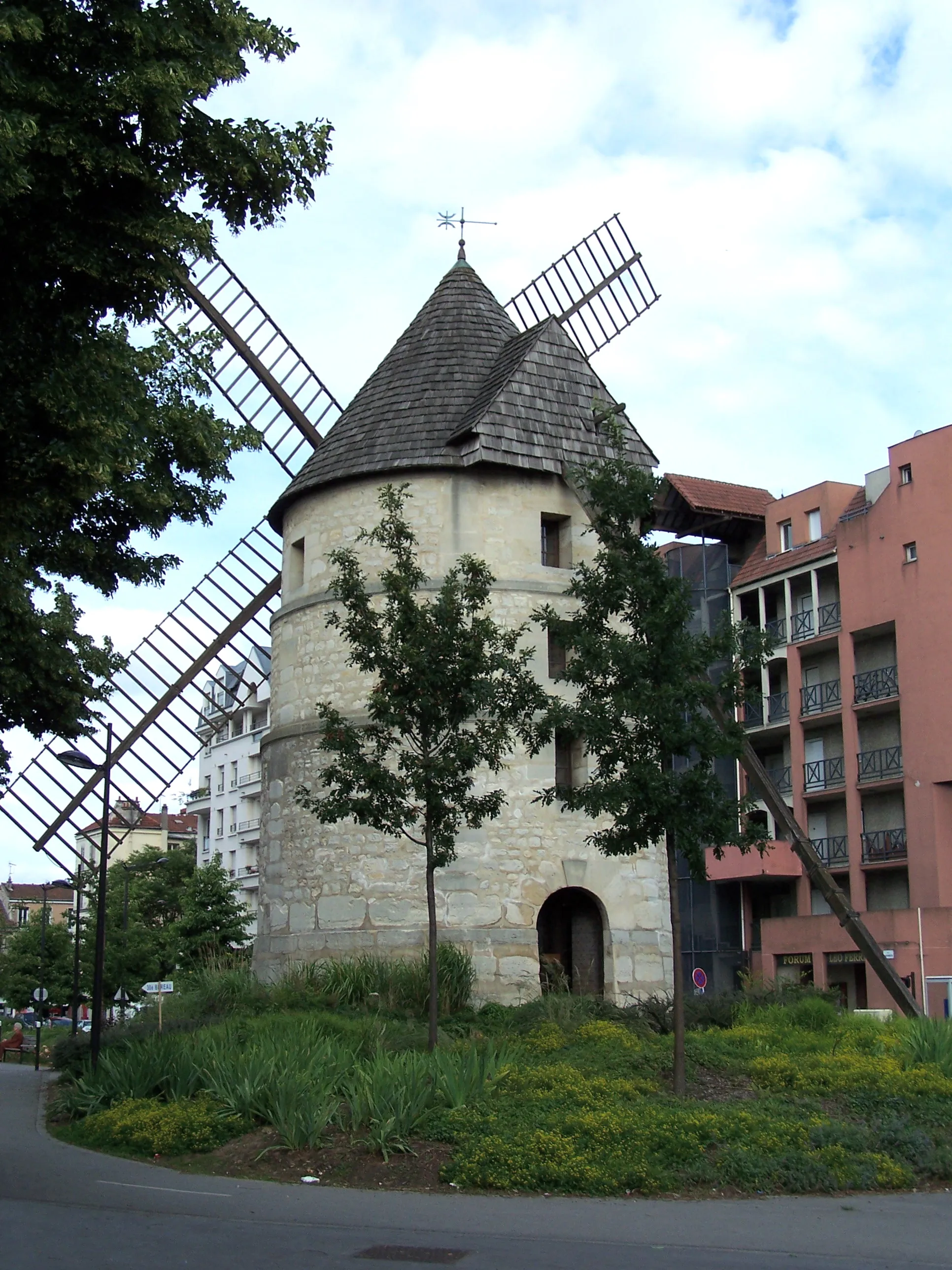 Photo showing: Vue arrière du Moulin de la Tour