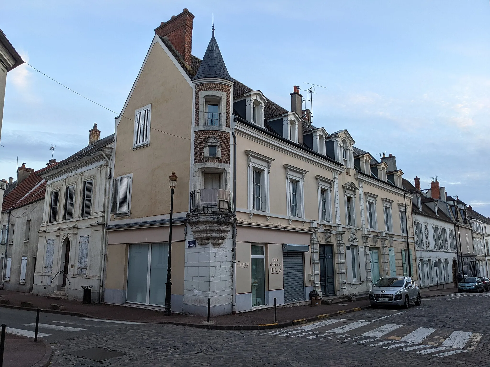Photo showing: Maison du 2 rue Magne, 17 et 17bis rue Saint-Antoine, Étampes, en avril 2023. Façade due à l'architecte Pierre Magne.