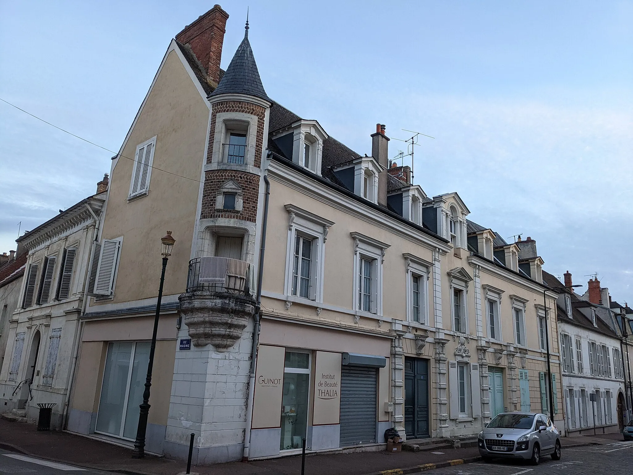 Photo showing: Maison du 2 rue Magne, 17 et 17bis rue Saint-Antoine, Étampes, en avril 2023. Façade due à l'architecte Pierre Magne.