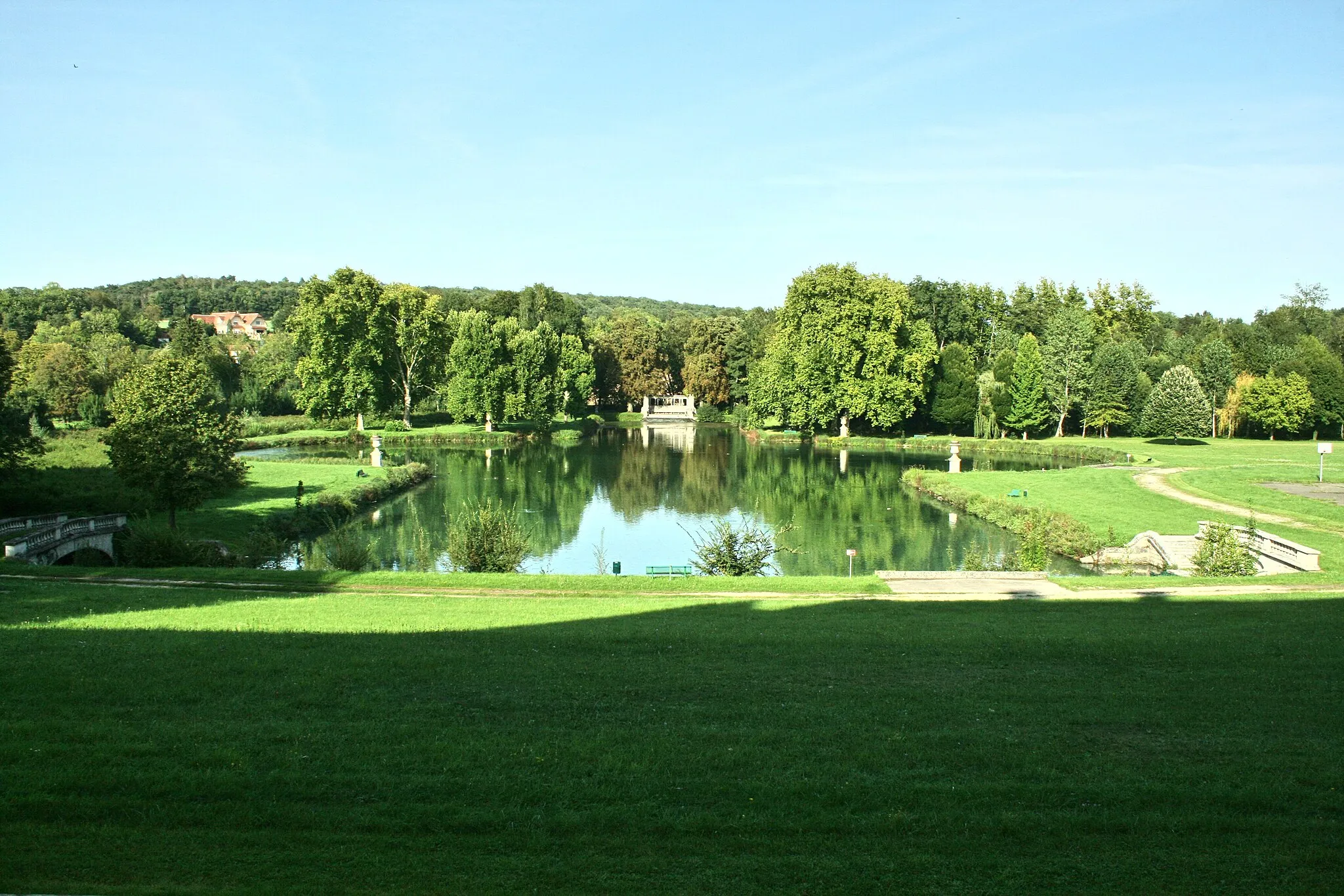 Photo showing: Le plan d'eau du parc, du château de Nanteau-sur-Lunain, en Seine et Marne. France.