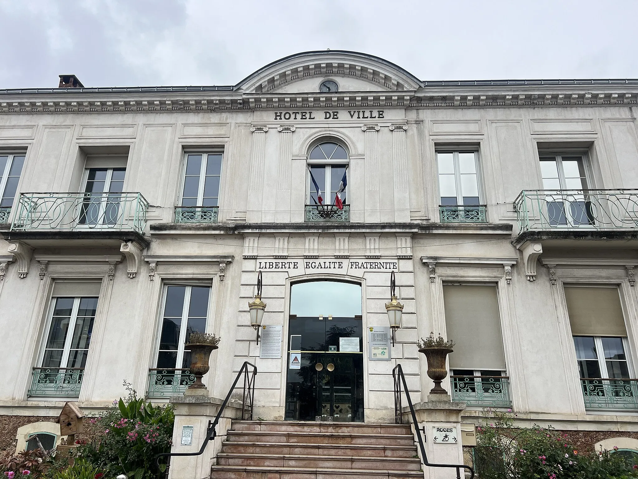 Photo showing: Hôtel de ville de Viry-Châtillon.