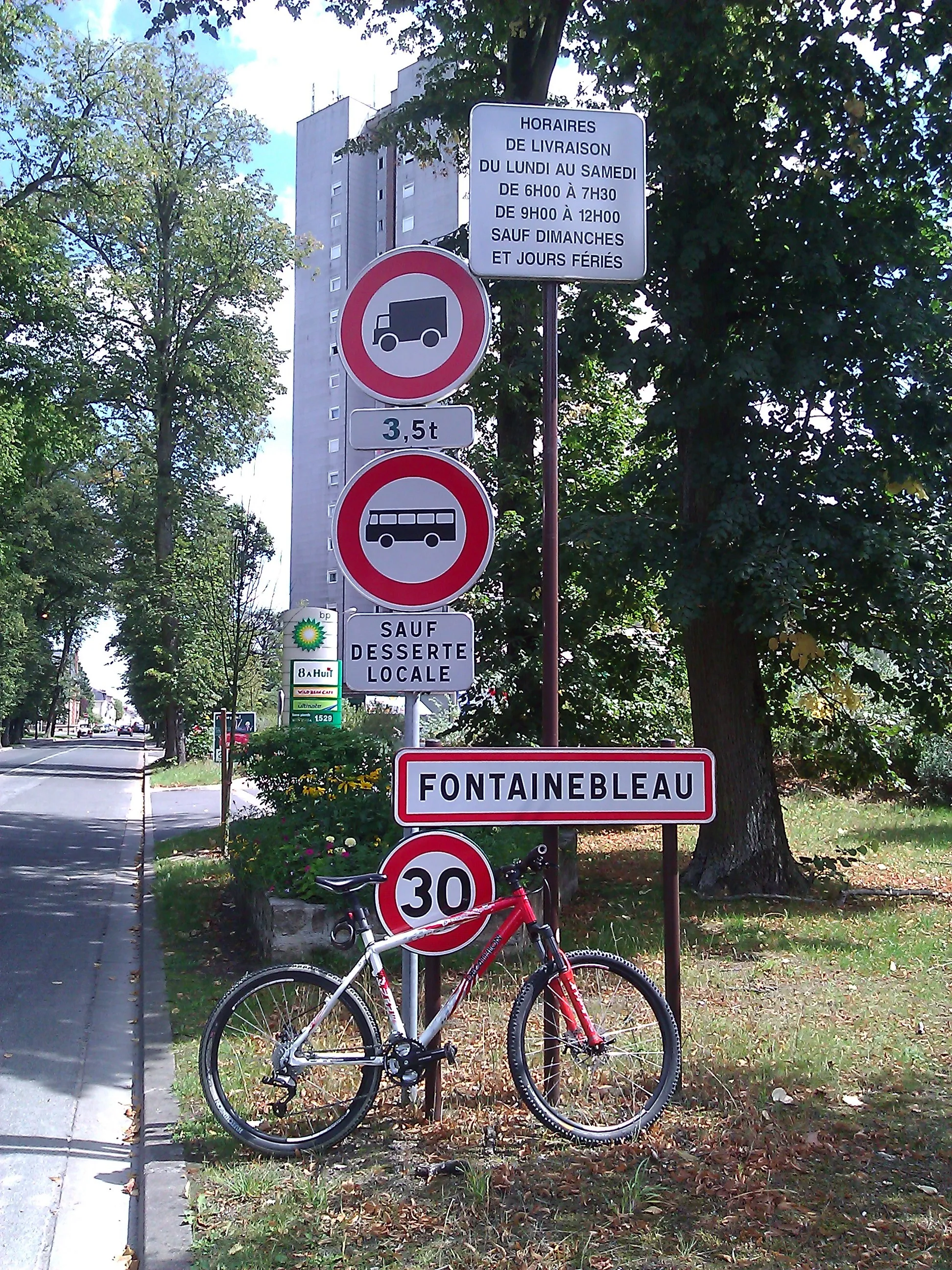 Photo showing: Signalétique d'entrée