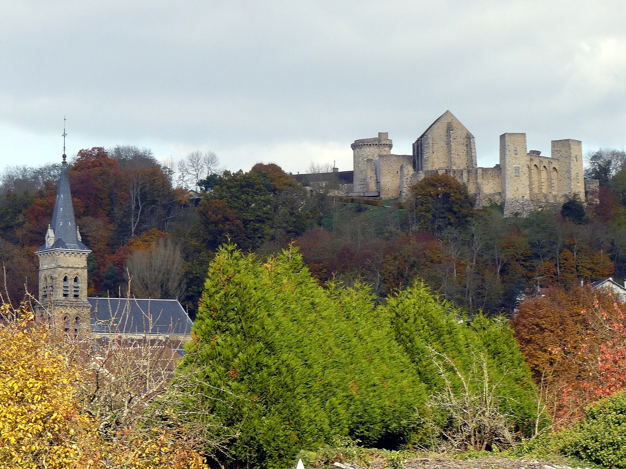 Photo showing: Chevreuse (Yvelines, France) : l'église St-Martin et le château de la Madeleine