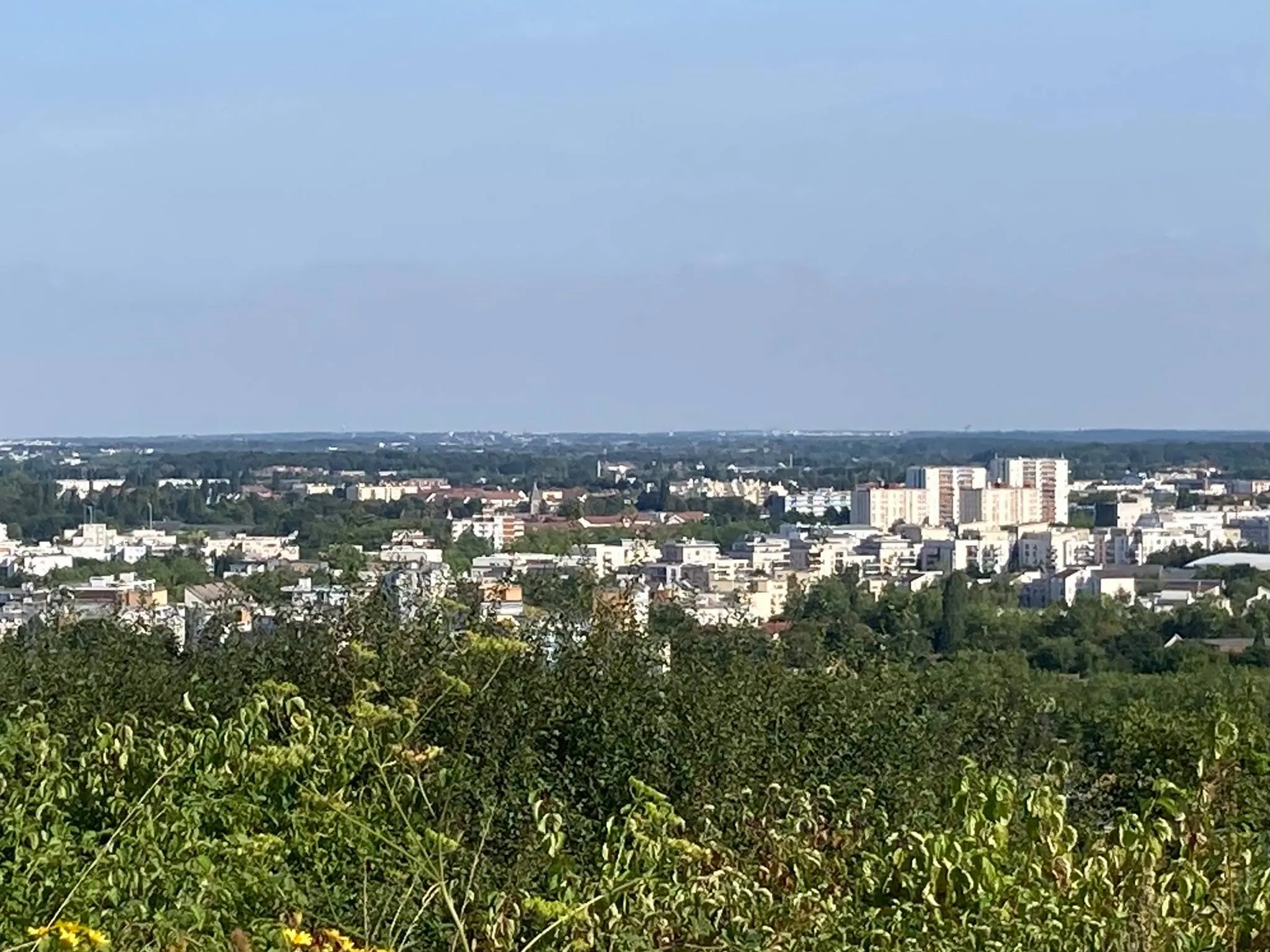 Photo showing: Vue de l'étang de Saint-Quentin depuis la colline de la Revanche