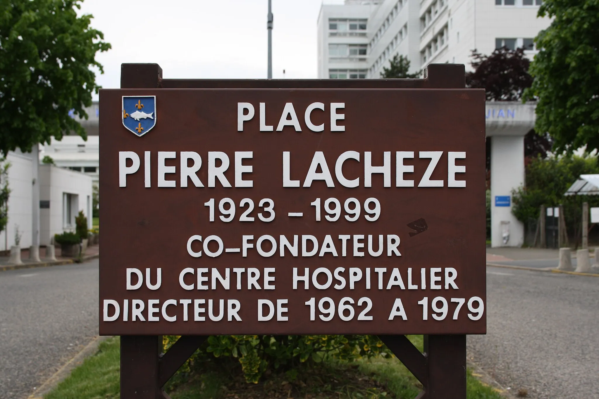 Photo showing: Plaque de rue à Poissy, Place Pierre Lacheze.