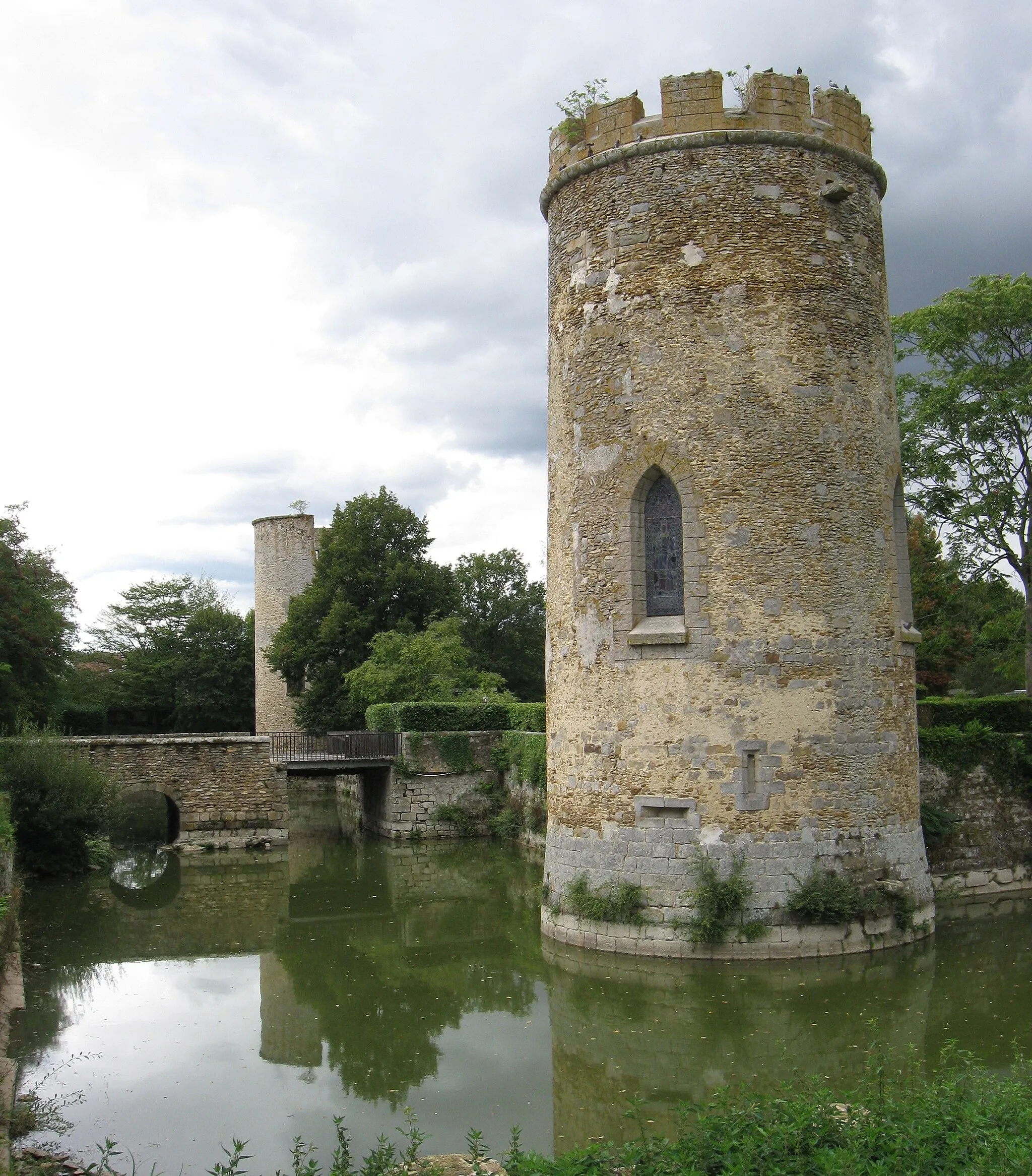 Photo showing: Douves de l'ancien château de Châtillon-la-Borde. (Seine-et-Marne, région Île-de-France).