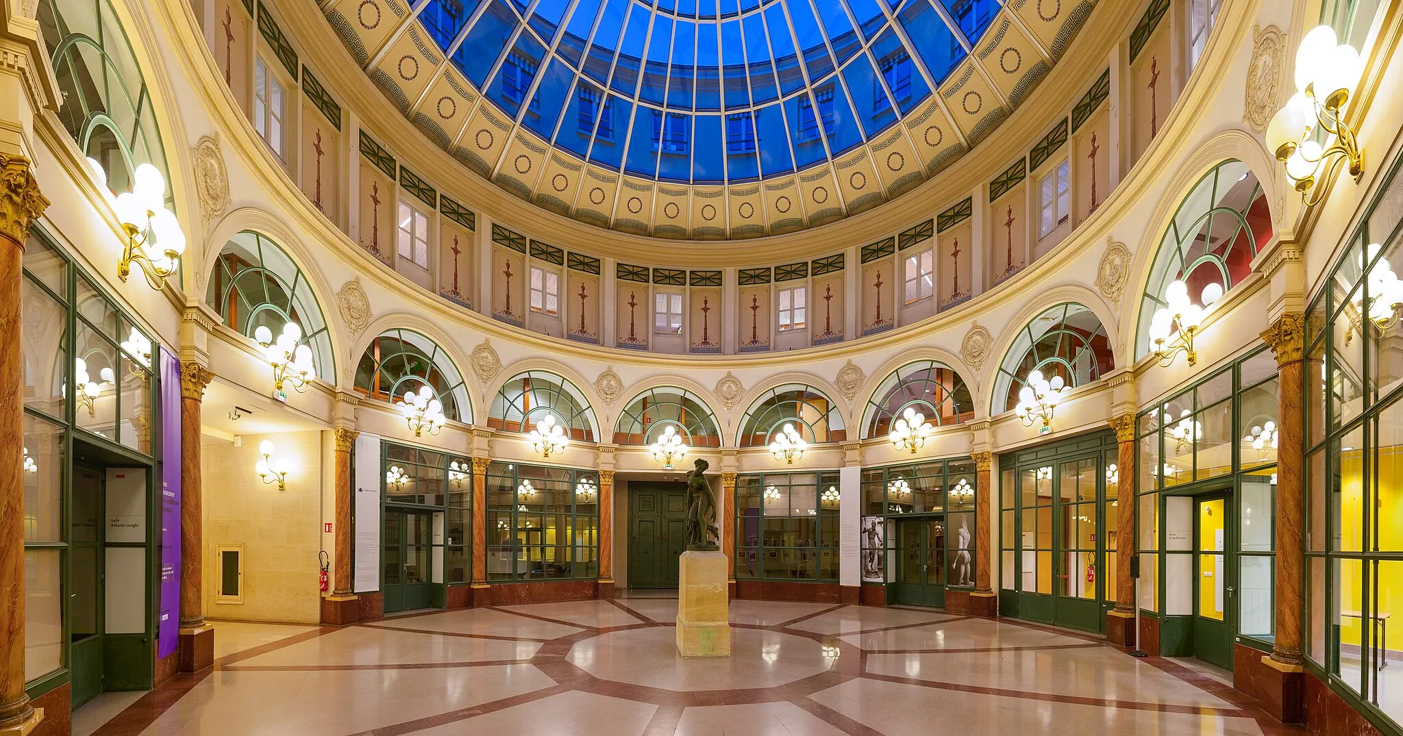 Photo showing: Rotunda of the Galerie Colbert (Colbert Galleria), Paris, 2nd arrondissement. Built in 1826 as a rival to the adjacent and then very popular Vivienne covered passageway, it didn't achieve the same success and was almost abandoned until renovation in the 1980s. Bought by French National Library, the galerie is now home to INHA (Institut National de l'Histoire des Arts, Art History National Institute) and INP (Institut National du Patrimoine, Heritage National Institute).