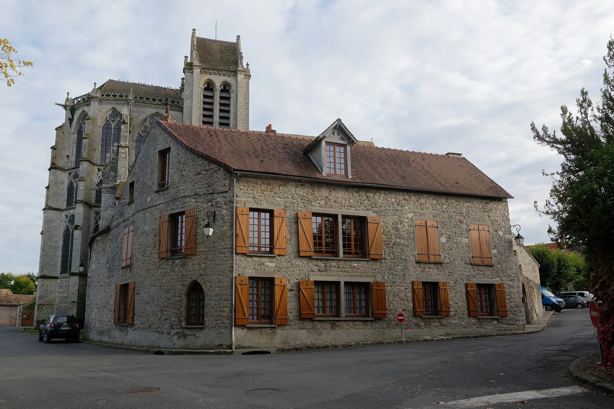 Photo showing: Maison au croisement entre la rue aux Fèves et la chaussée des Grands Étangs à Saint-Sulpice-de-Favières.