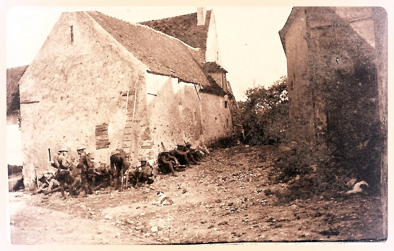 Photo showing: Les allemands combattant  contre le 15.2 (1er / 2 juin 1918 sur les lisières du Bois de Belleau)   ces photos furent prises le 1er juin, juste à l'arrivée du 1er battalion/ 6th Marines

The German fighter against 15.2 (1st / June 2nd, 1918 on  the Bois de Belleau) these photos were taken on 1 June, just in the arrival of the 1st Battalion / 6th Marines