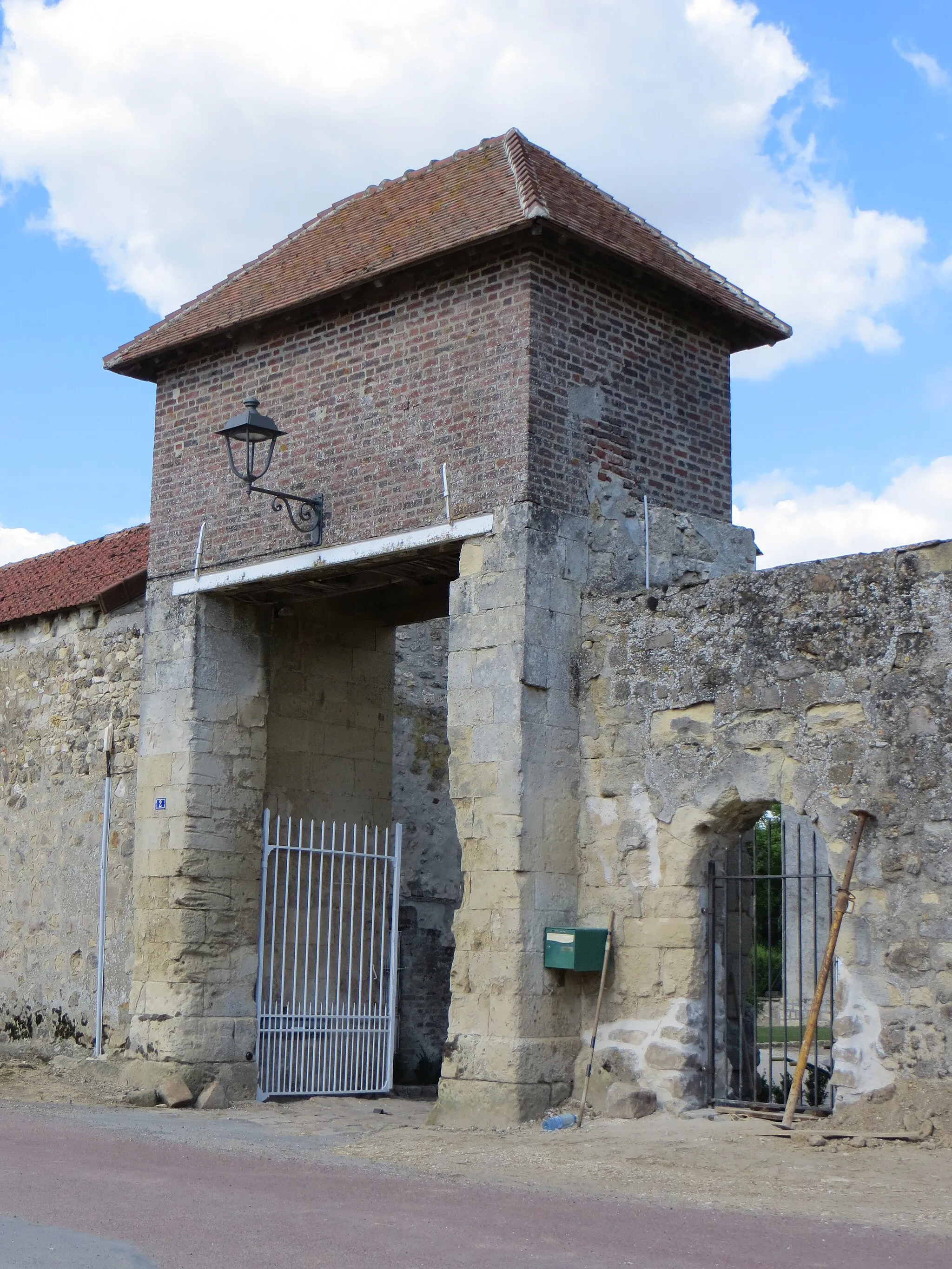 Photo showing: Portail d'entrée de la ferme de Macogny