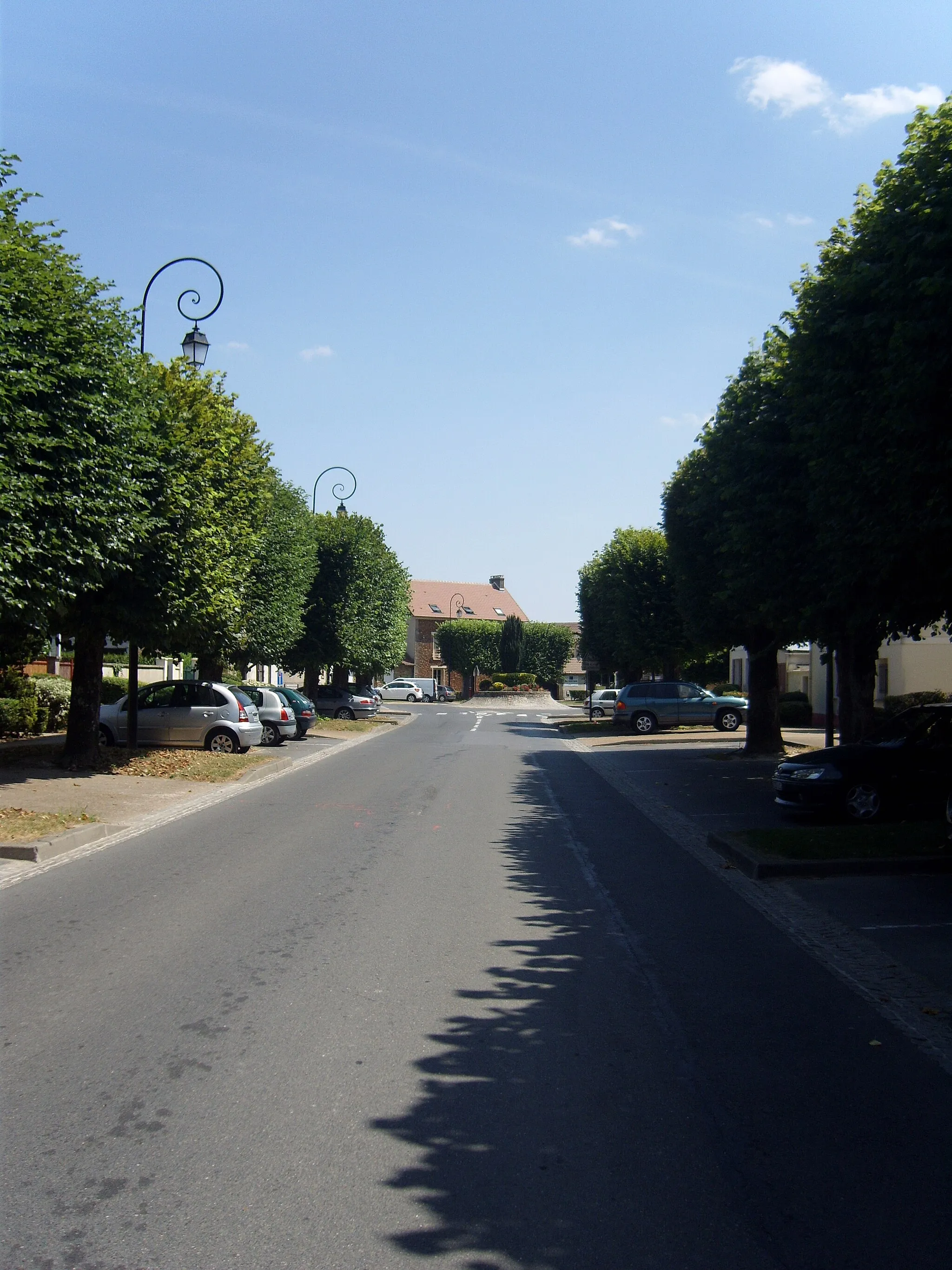 Photo showing: Étienne Hardy boulevard lined with linden trees