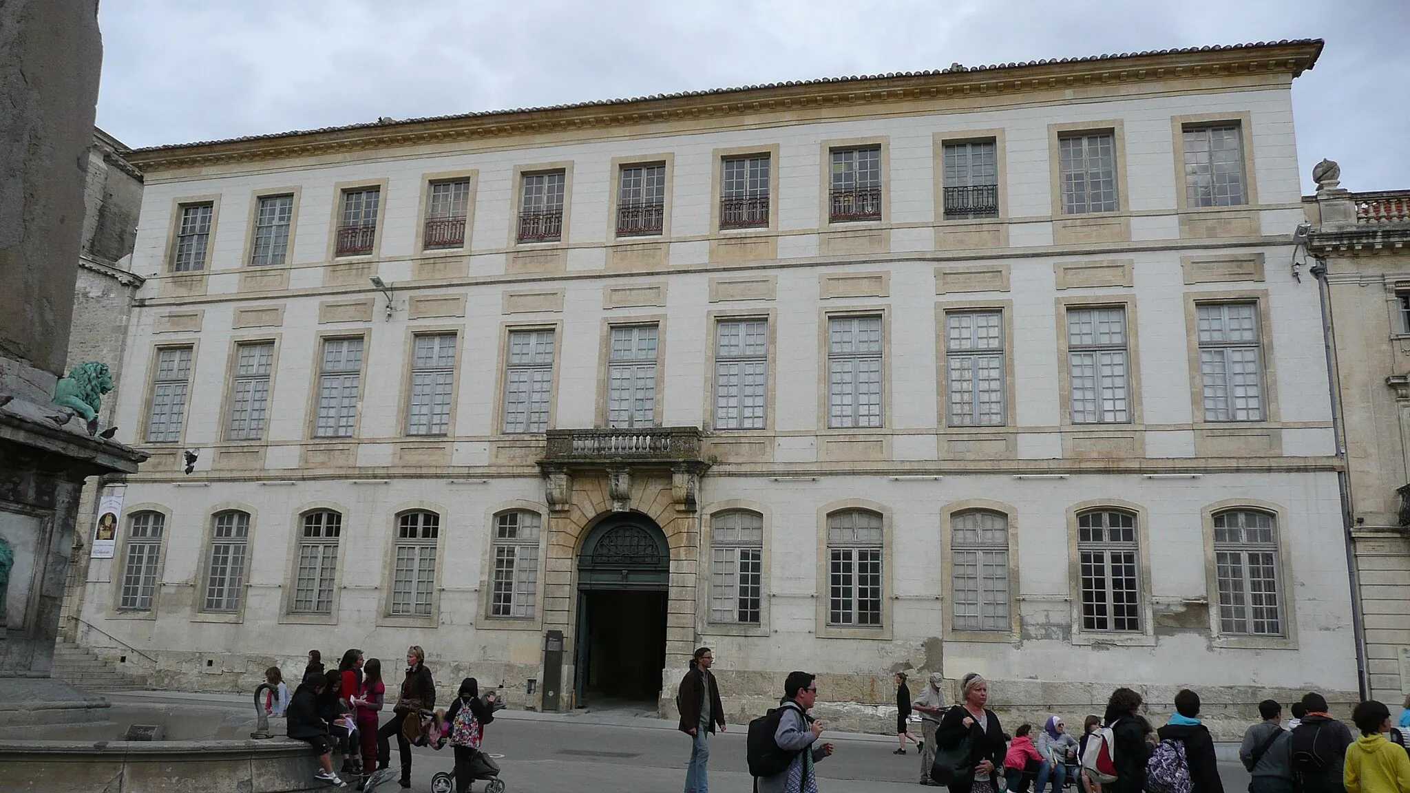Photo showing: Façade ouest du palais archiépiscopal d'Arles (13), donnant sur la place de la République, due à monseigneur du Lau en 1786, dernier archevêque d'Arles.