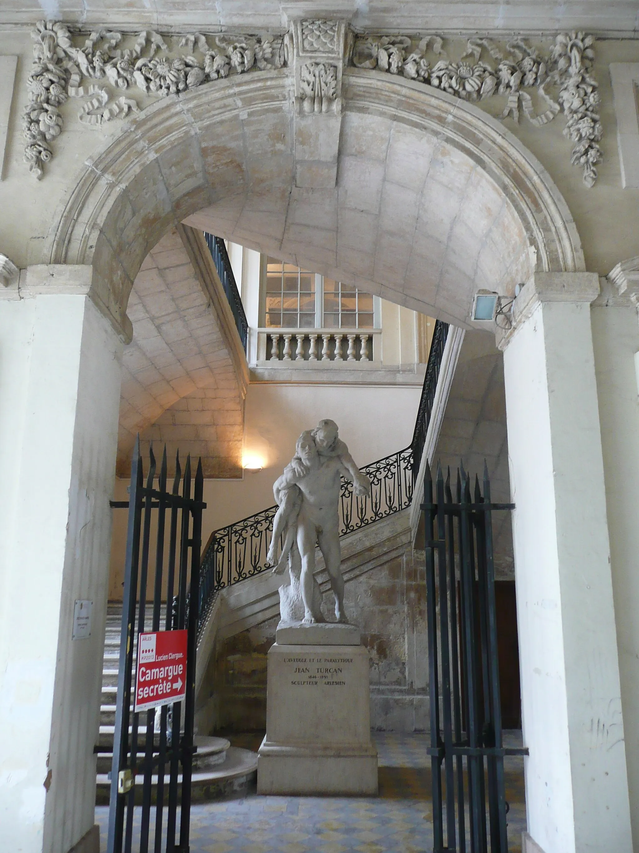 Photo showing: Arles (Bouches-du-Rhône, France), à l'est de la place de la République, palais archiépiscopal, entrée monumentale desservant les appartements de l'archevêque occupant tout l'unique étage.