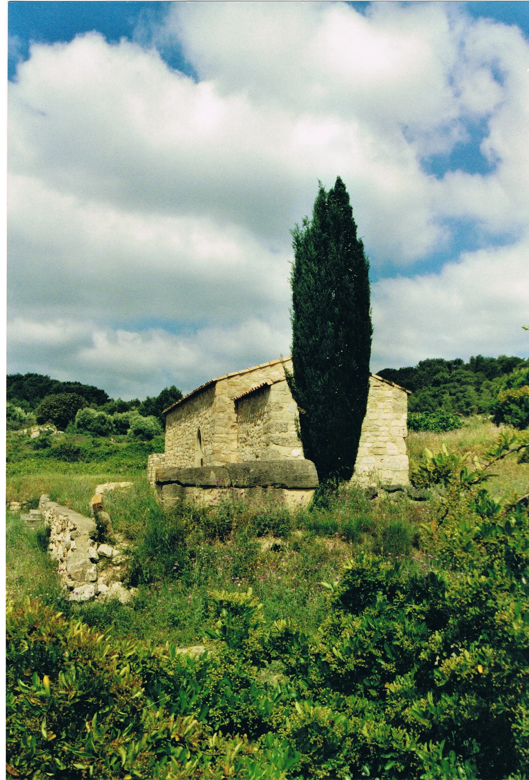 Photo showing: La Chapelle wisigothique Saint Christol se situe à la sortie de Nissan lez Enserune sur la route D37 en direction de Lespignan sur le chemin de valette.