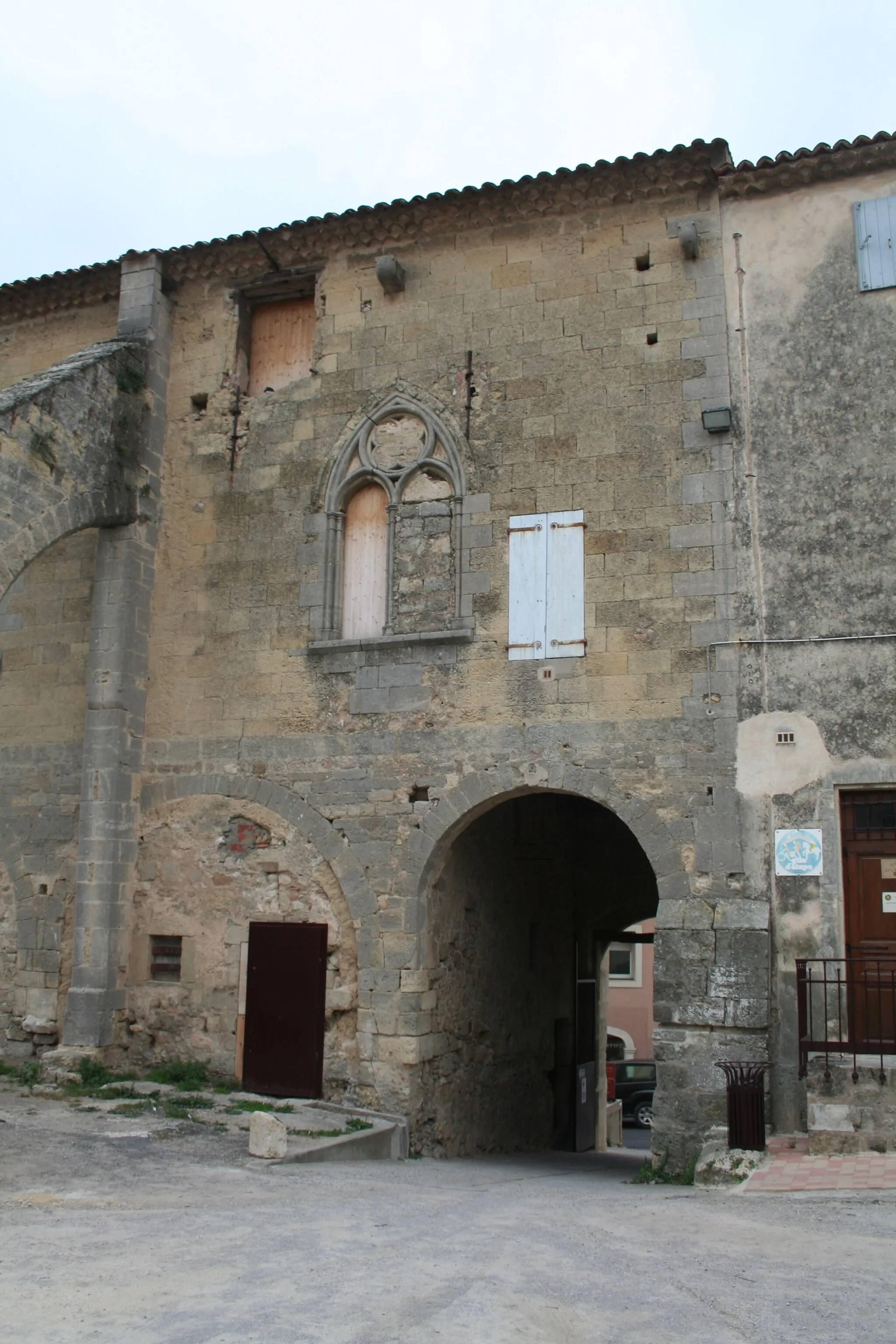 Photo showing: Capestang (Hérault) - Château des archevêques de Narbonne, façade intérieure