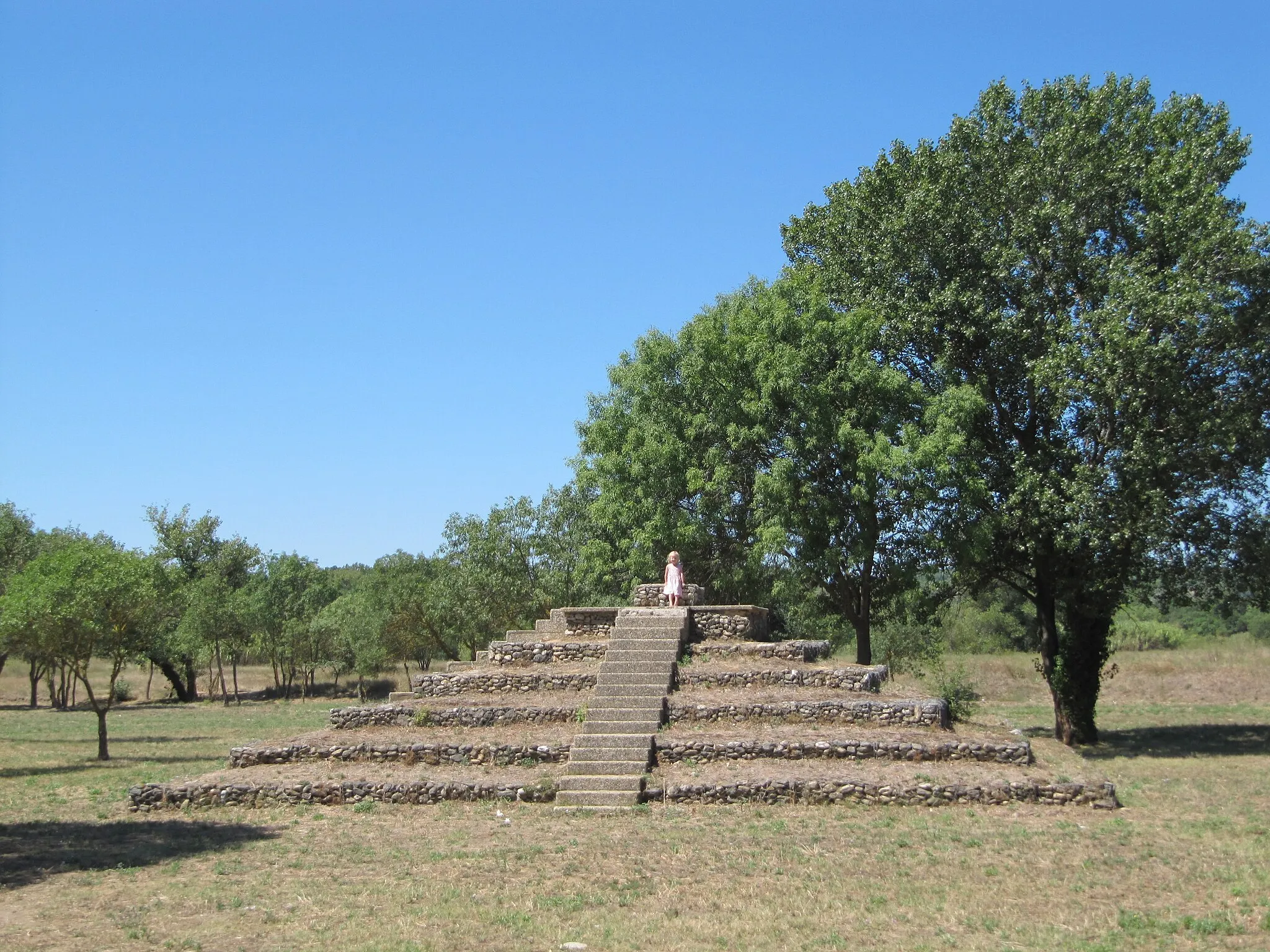 Photo showing: recreation parc with pyramid