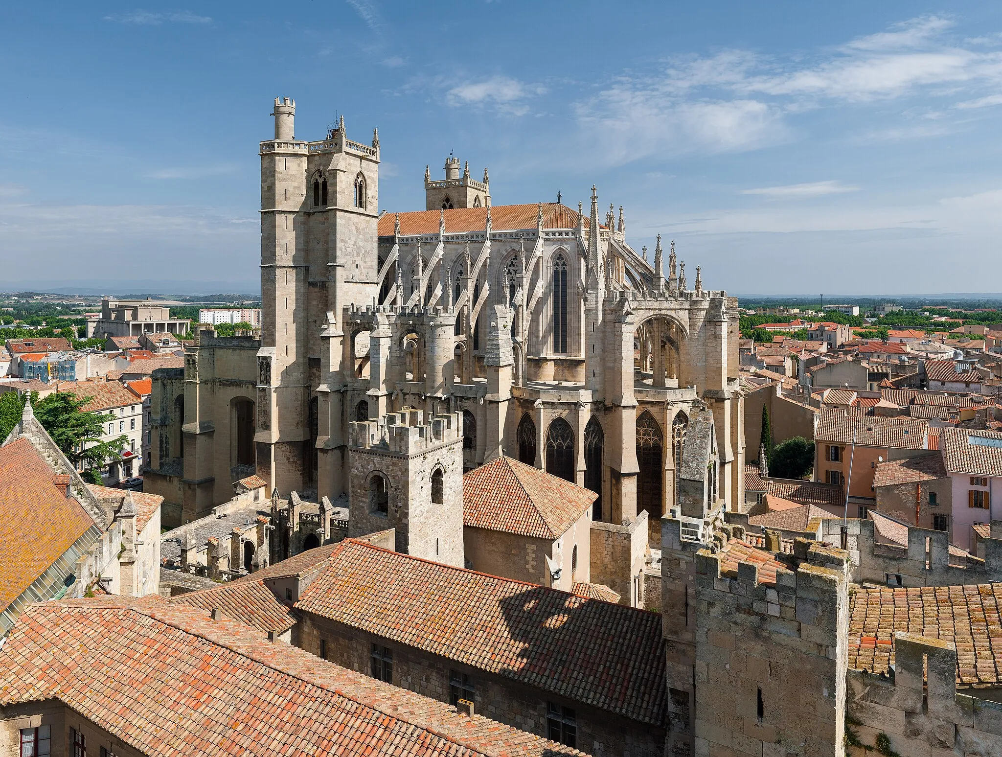 Photo showing: Saint-Just and Saint-Pasteur Cathedral, in Narbonne, south of France, seen from the Gilles Aycelin dungeon. This picture is a mosaic of 9 pictures (3x3), taken at 31mm on a 1.6 crop body, (50mm équiv.), f/8.0, 1/640s and ISO 100. Stitching was done with Hugin and Enblend. Resulting horizontal FOV is 90°.