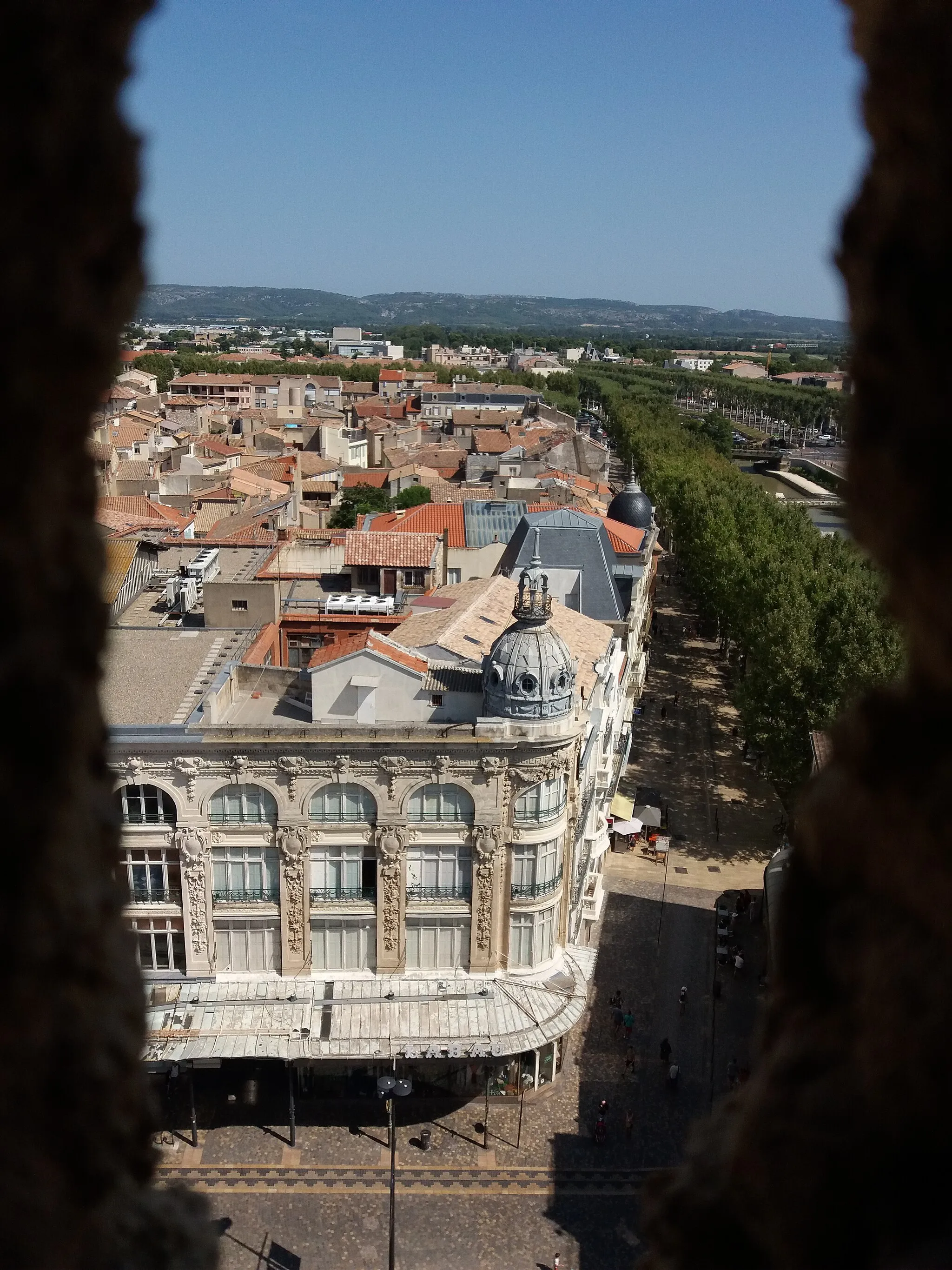 Photo showing: Aux Dames de France vu à travers une meurtrière du donjon du palais des Archevêques.