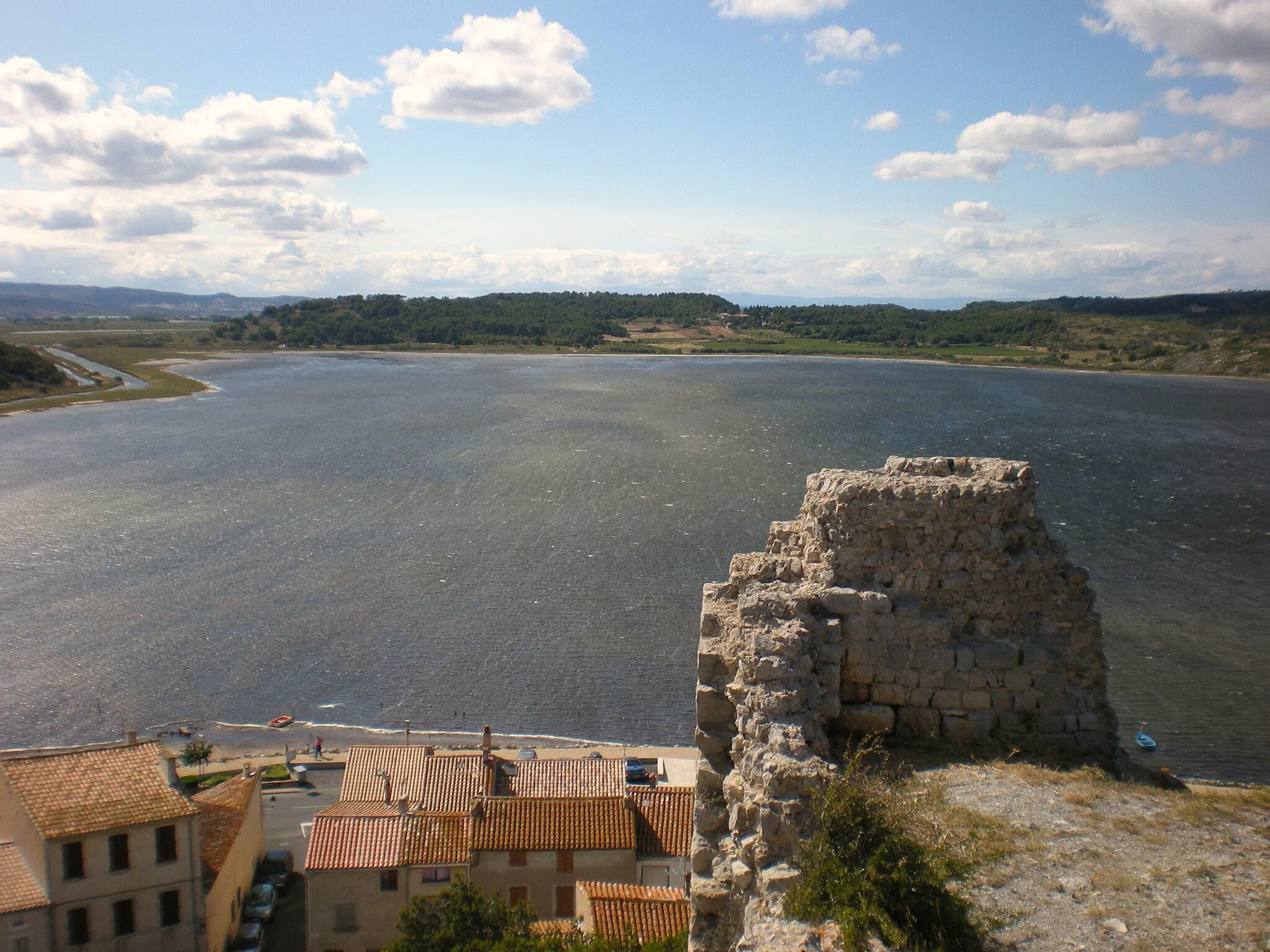 Photo showing: vue sur l'étang depuis la tour barberousse
