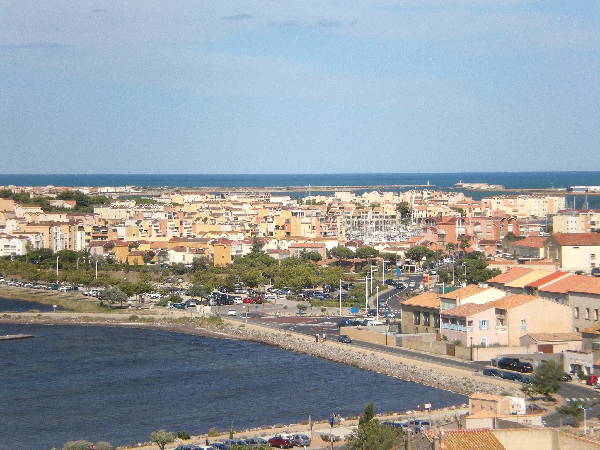 Photo showing: la station balnéaire de gruissan depuis la tour barberousse