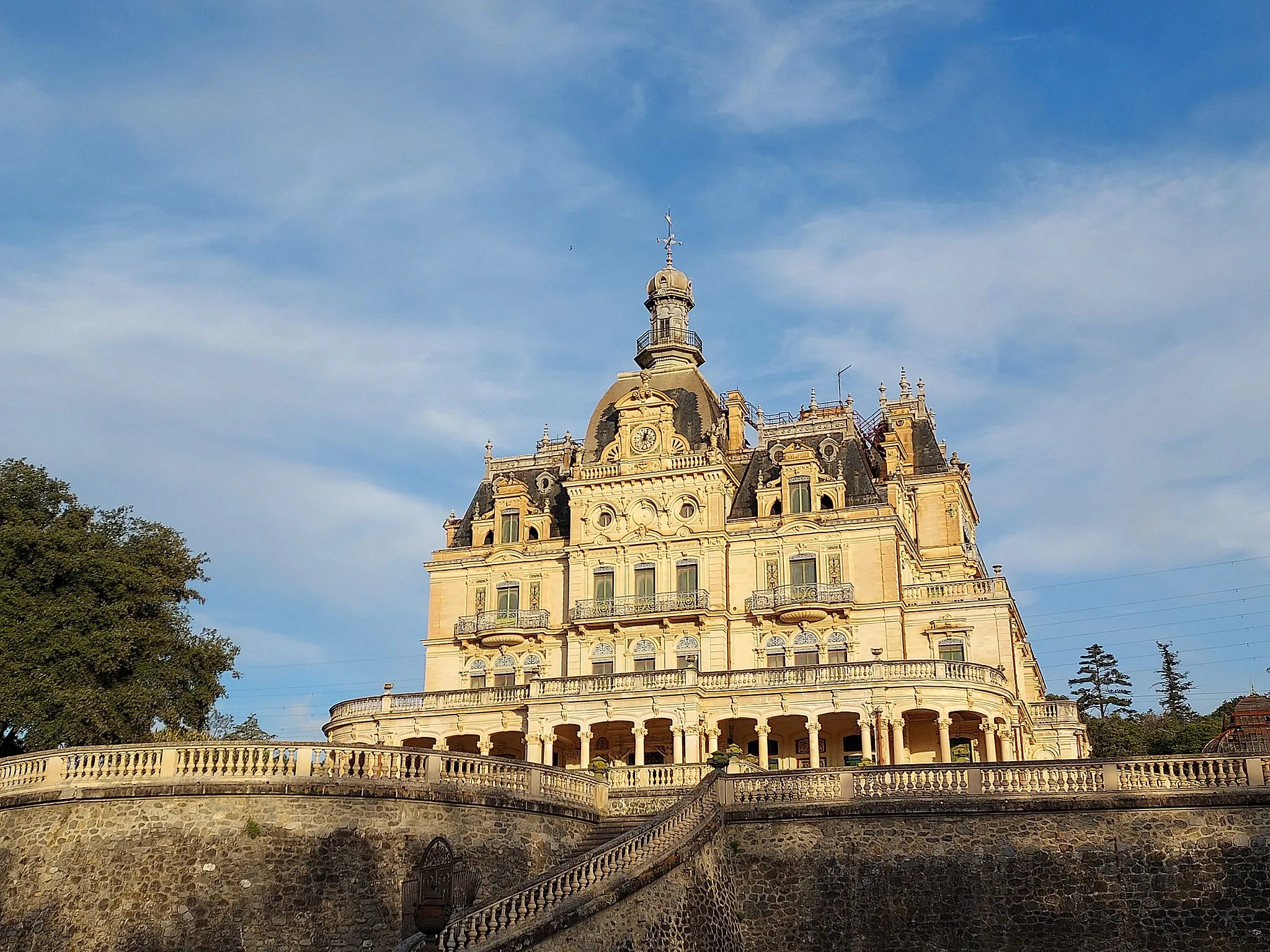 Photo showing: La façade sud du château d'Aubiry à Céret, vue depuis le parc.