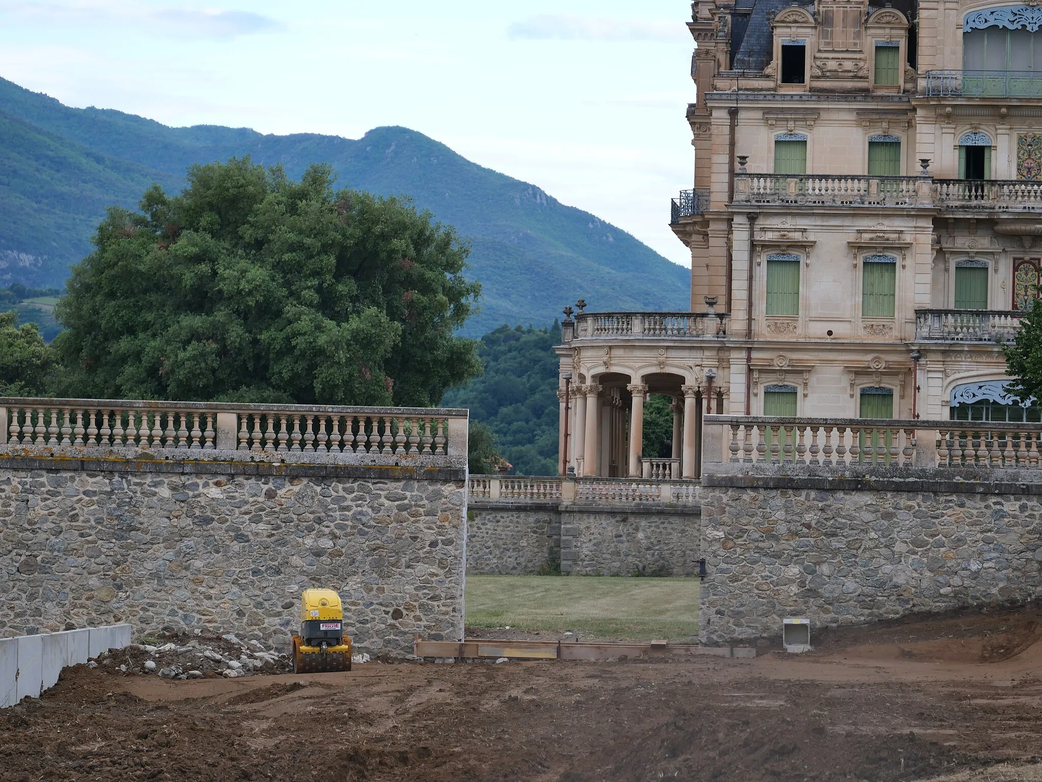 Photo showing: Travaux de démolition des murs d'enceinte, inscrits monument historique, du parc et du château, réalisés sans permis validé en mai 2022 à Céret.