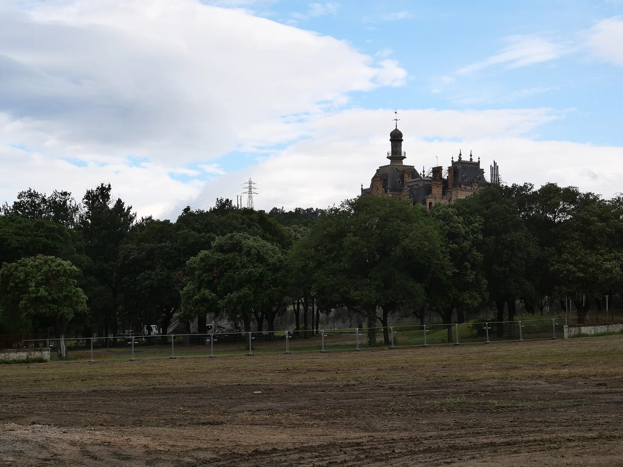 Photo showing: Travaux de démolition des murs d'enceinte, inscrit monument historique, du parc et du château, réalisés sans permis validé en mai 2022 à Céret.