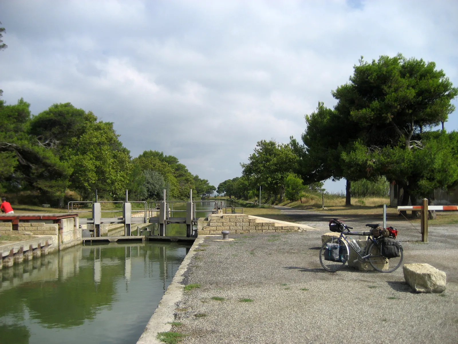 Photo showing: Écluse Sainte-Lucie, Canal de la Robine (Canal de Jonction), north  of Port-la-Nouvelle (département de l'Aude, Midi, France) View to the north.