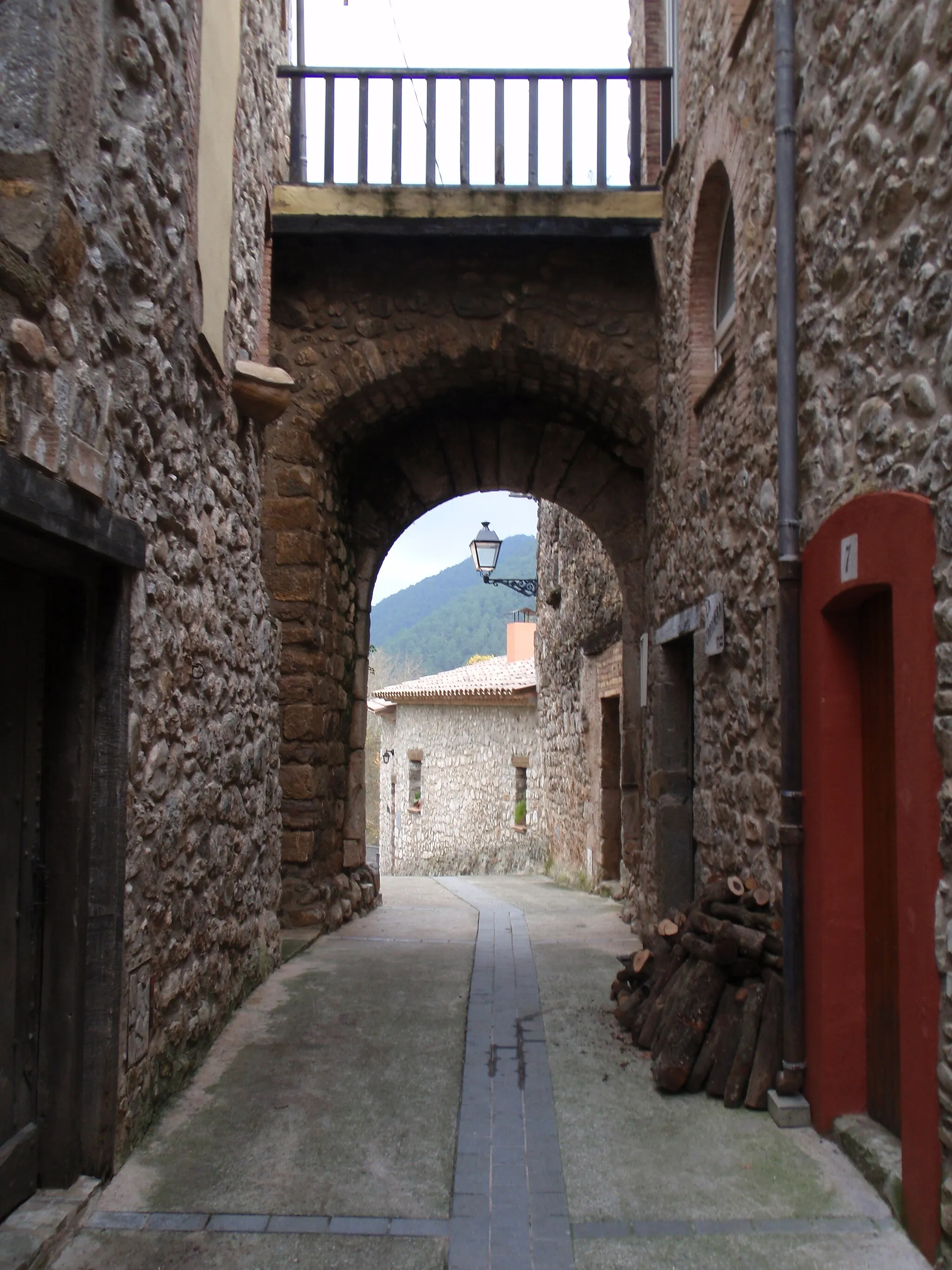 Photo showing: Porta antiga de la muralla. Albanyà (Alt Empordà)