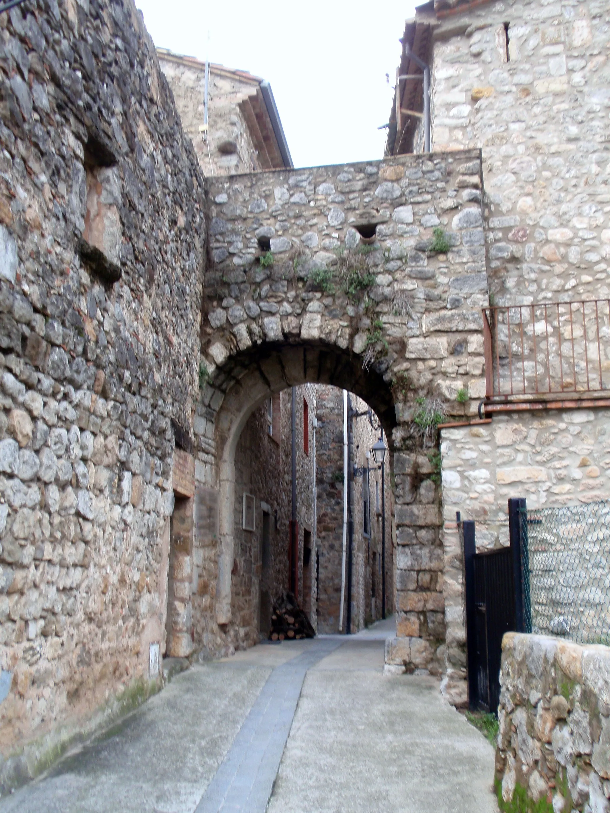 Photo showing: Porta antiga de la muralla. Albanyà (Alt Empordà)