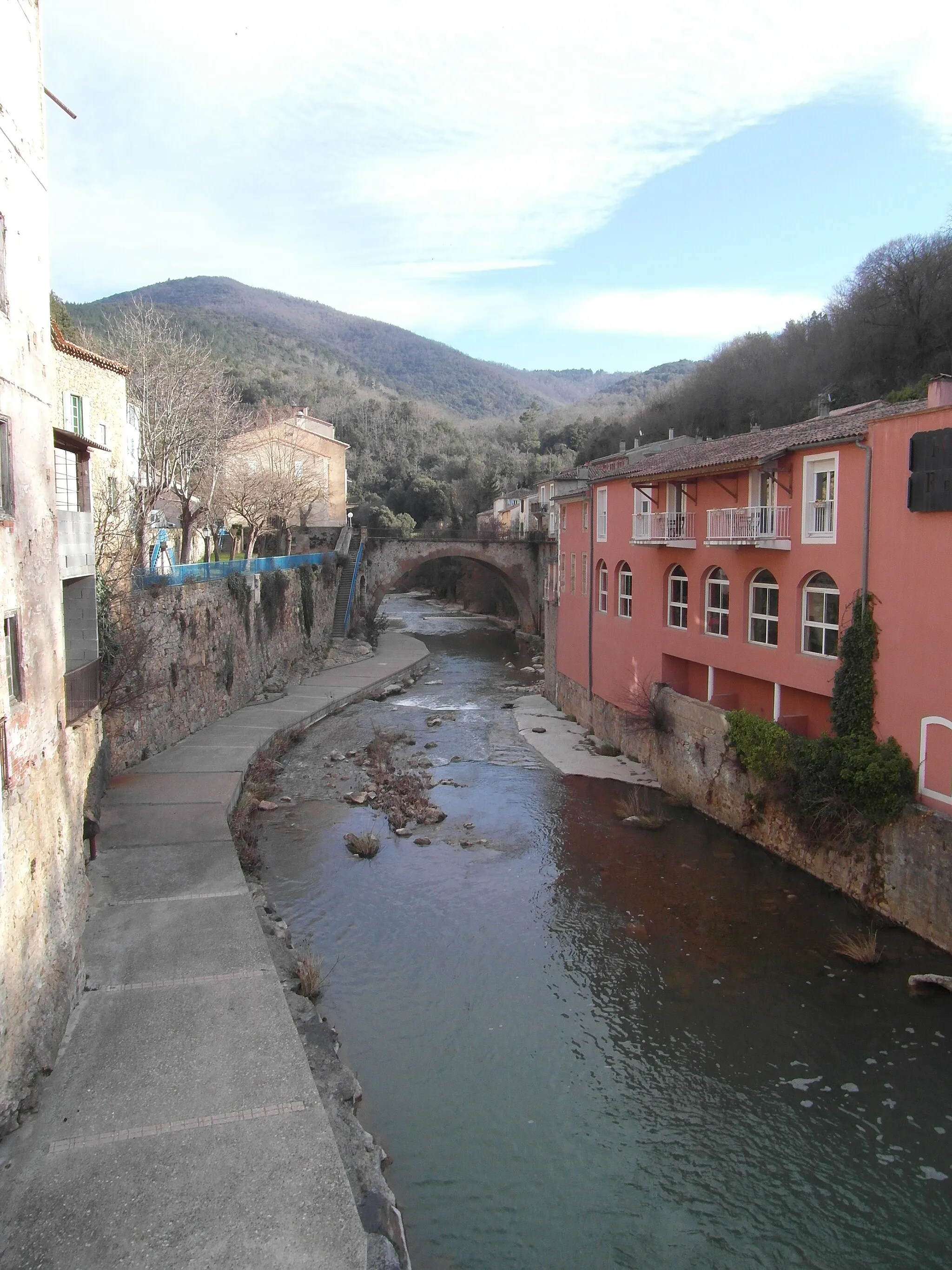 Photo showing: La rivière Sals traversant le village de Rennes-les-Bains