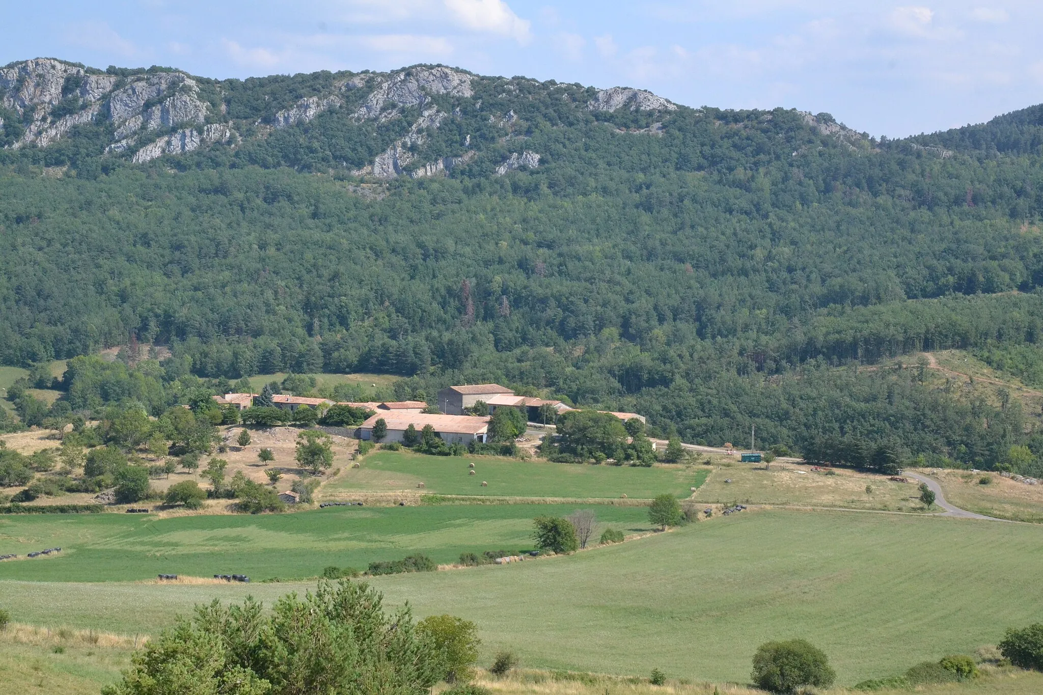 Photo showing: Contreforts du plateau de Sault, Nébias / Brenac (Aude, France).