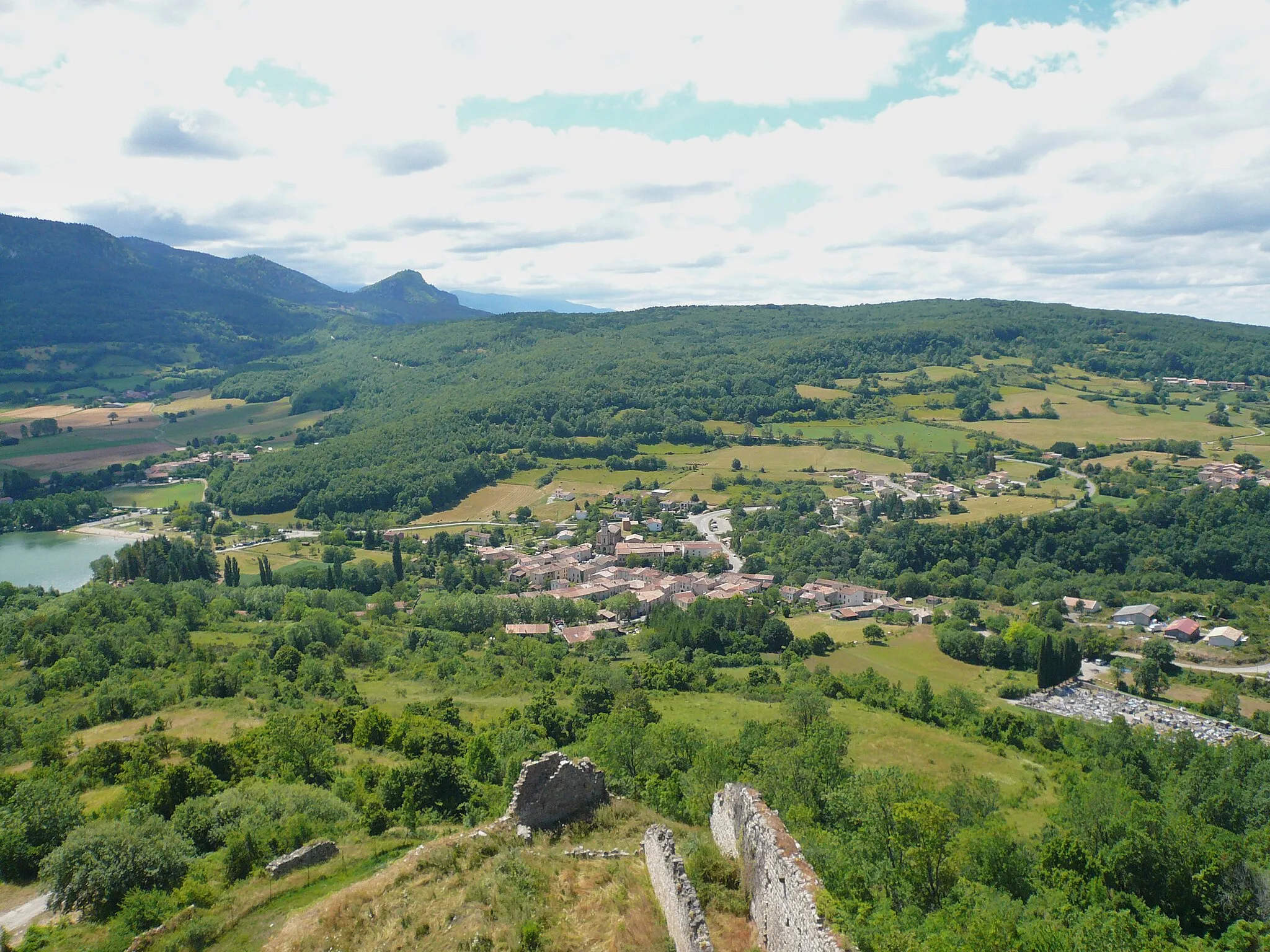 Photo showing: Vue du village de Puivert depuis le sommet du donjon du château.