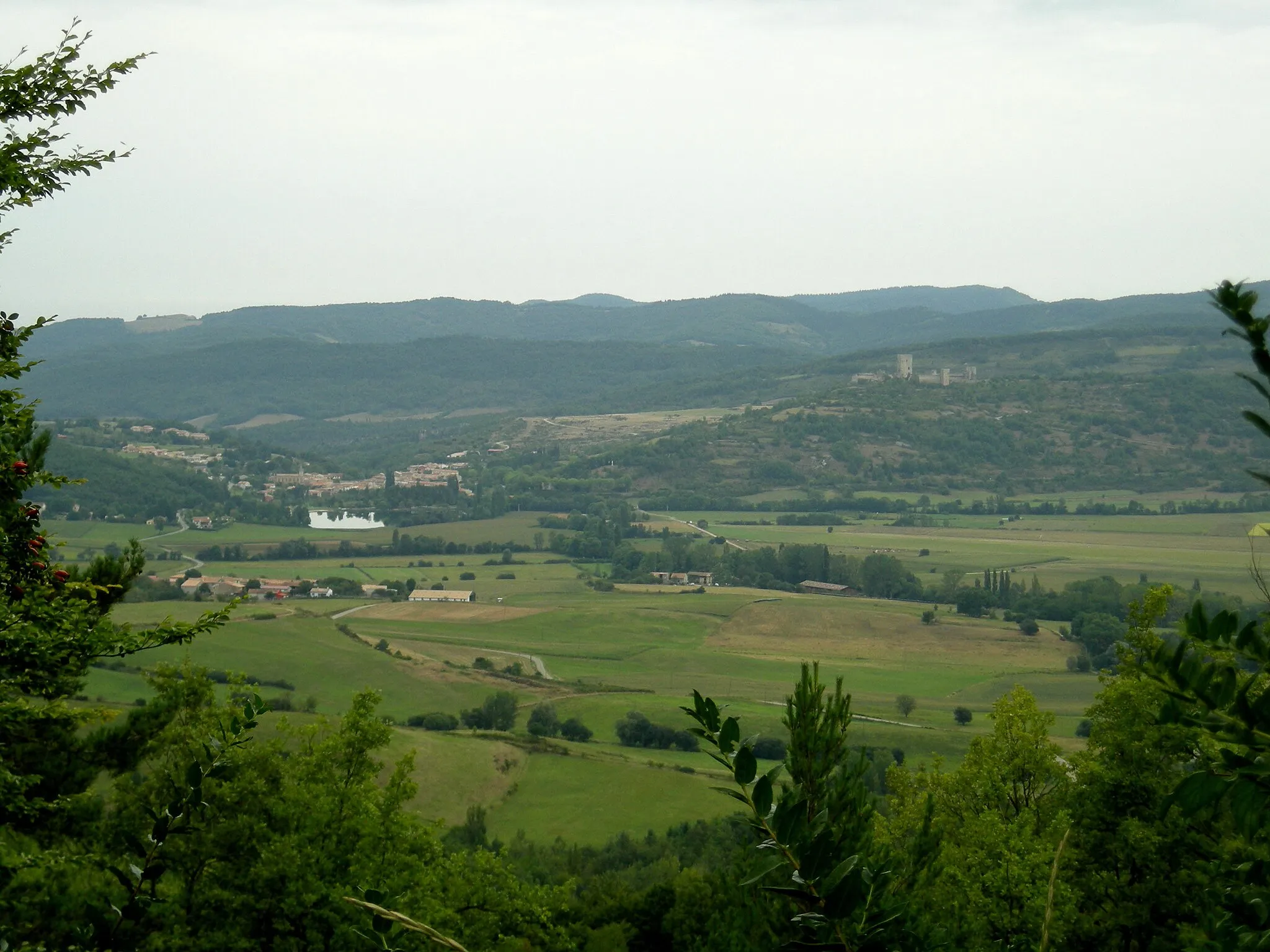 Photo showing: View of Puivert (Aude, France) : village, lake, castle
