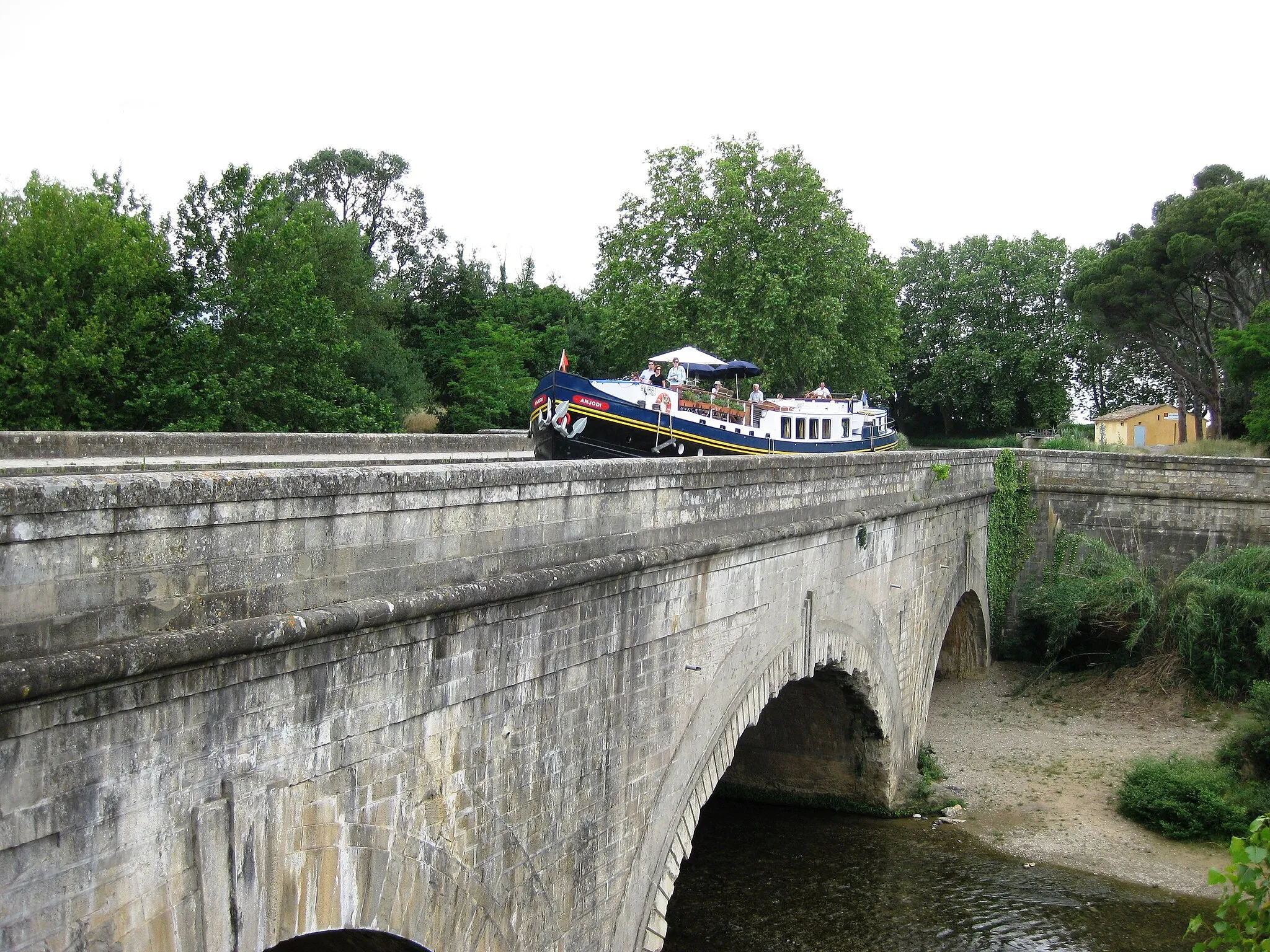 Photo showing: The Anjodi crossing the Pont Canal de la Cesse