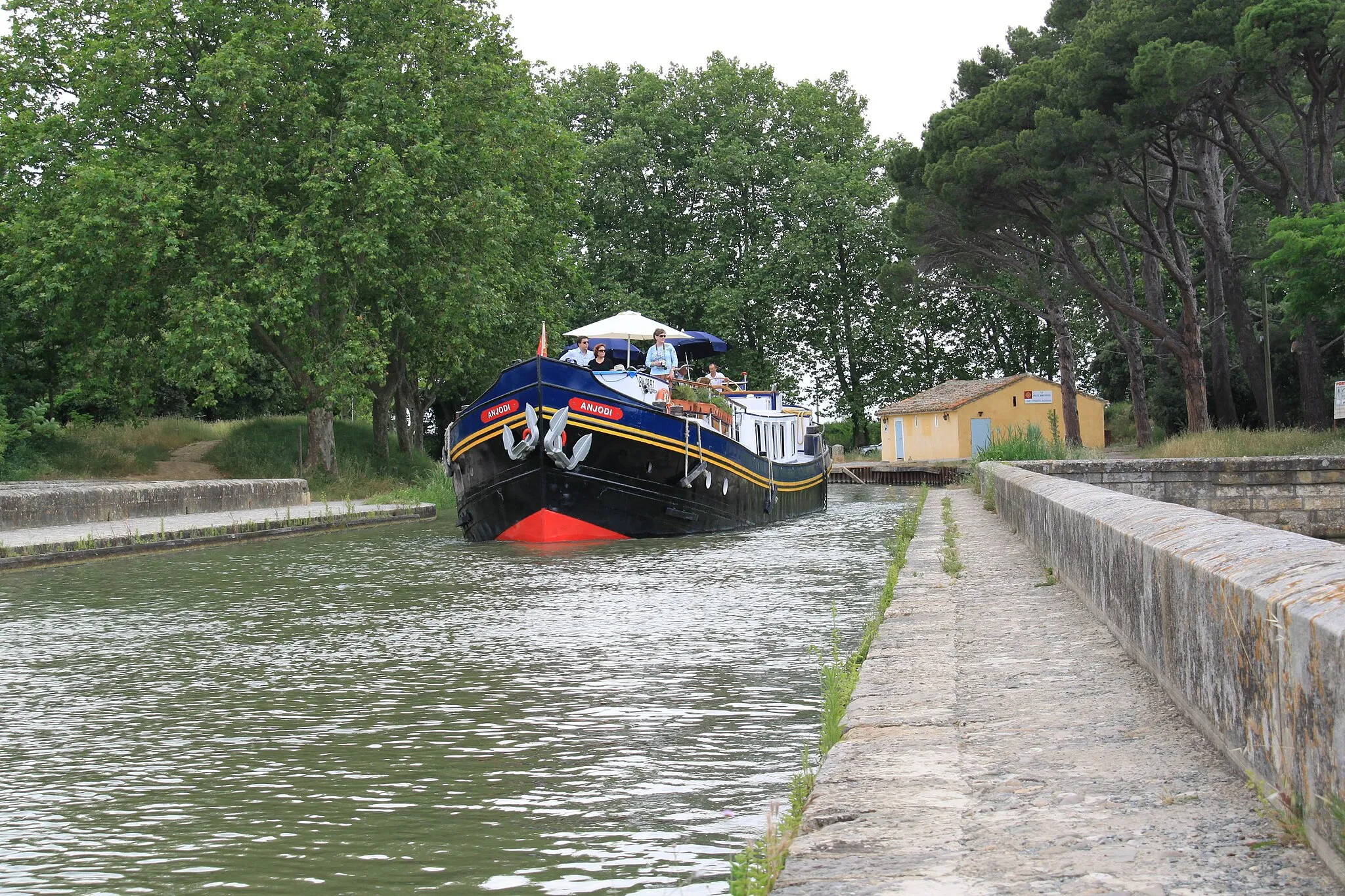 Photo showing: Anjodi crossing aqueduct on Canal du Midi at Pont Canal de Cesse.