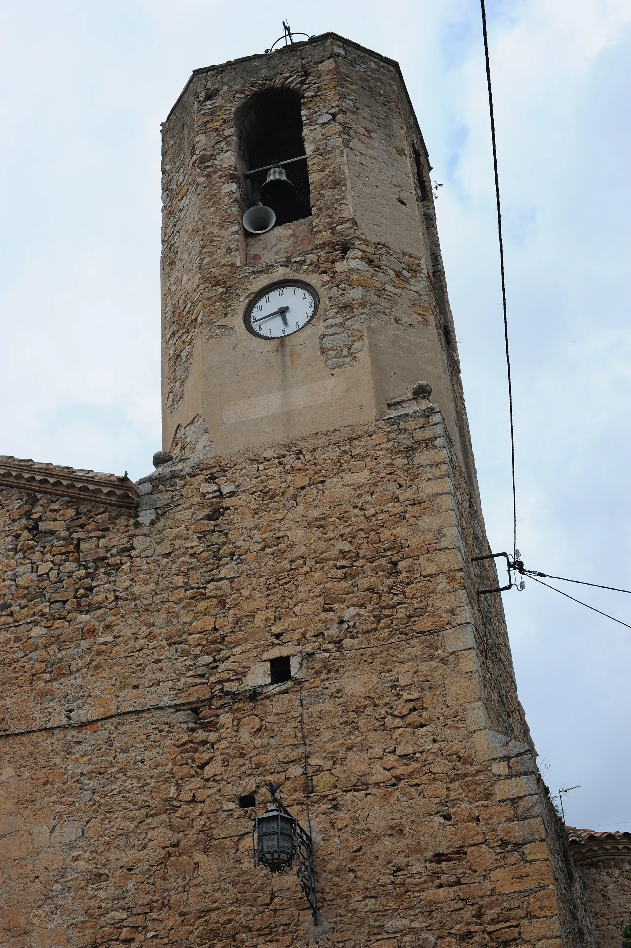 Photo showing: Campanar de l'església de Sant Esteve de Biure

This is a photo of a building indexed in the Catalan heritage register as Bé Cultural d'Interès Local (BCIL) under the reference IPA-17895.