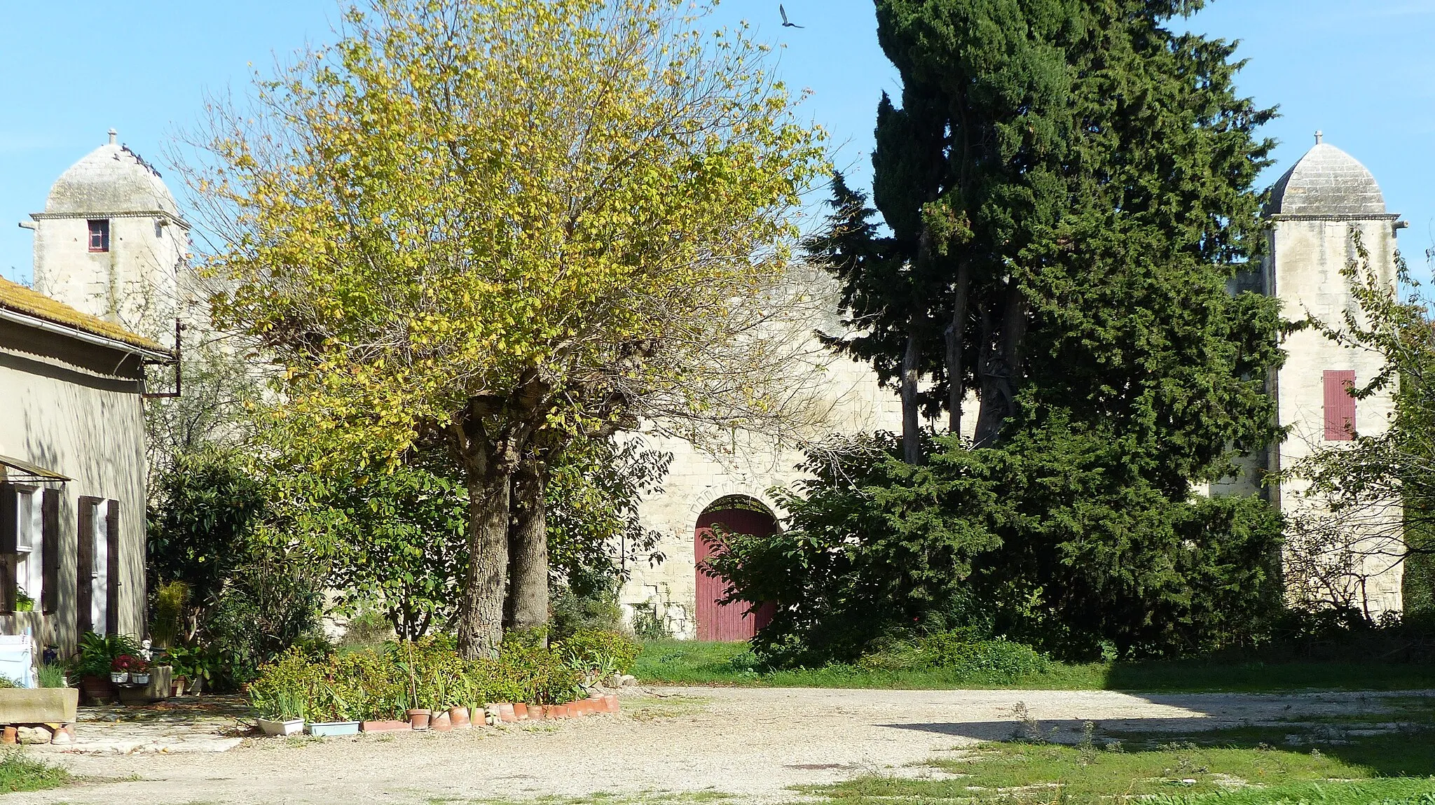 Photo showing: Fourques (Gard, Occitanie, France), originally a medieval castle but much later reworked and belonging to the Boissy d'Anglas family since 1810.