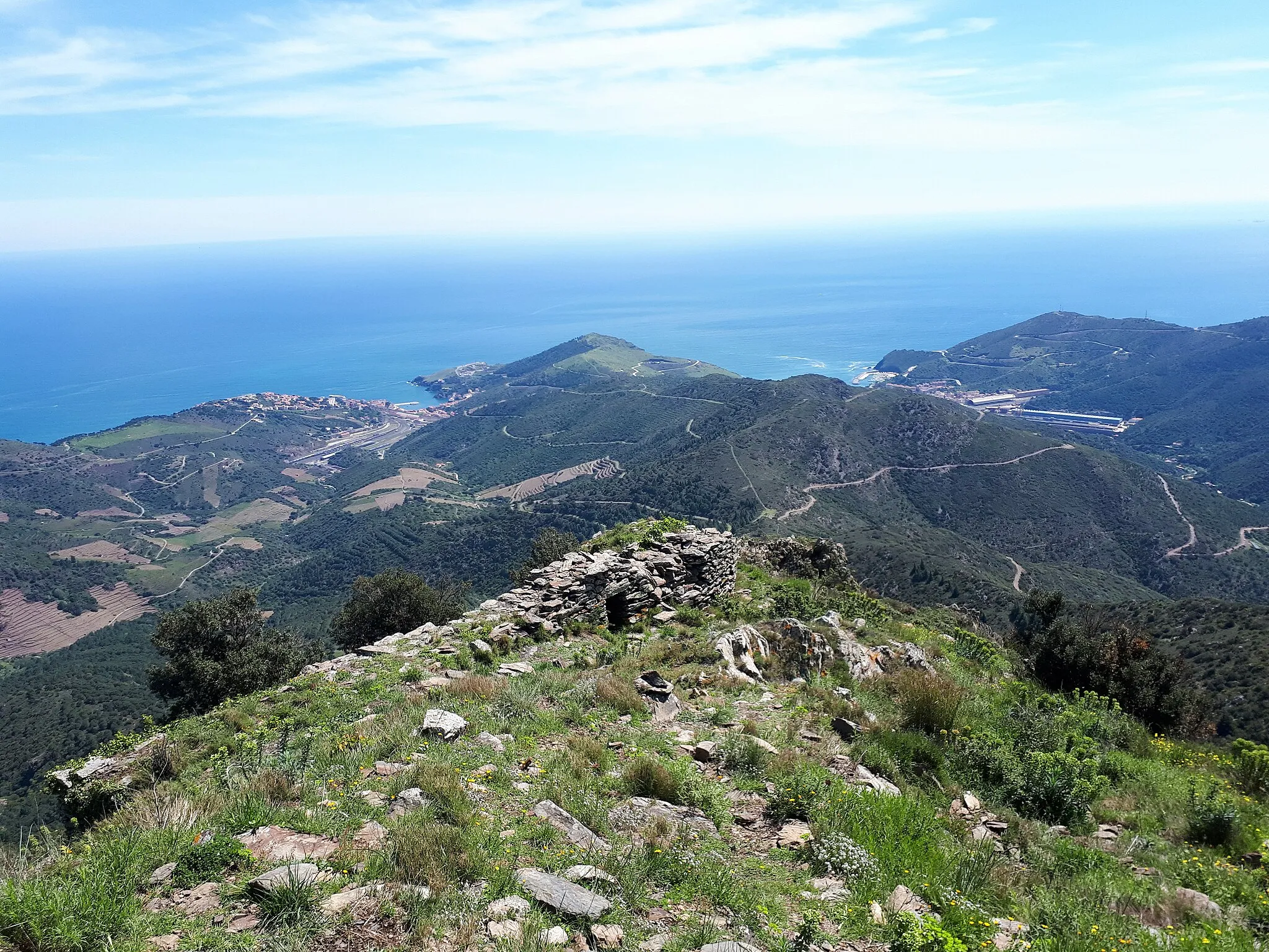 Photo showing: Une partie des ruines du château de Querroig. Cerbère (Pyrénées-Orientales, 66) en bas à gauche. Port Bou à droite.