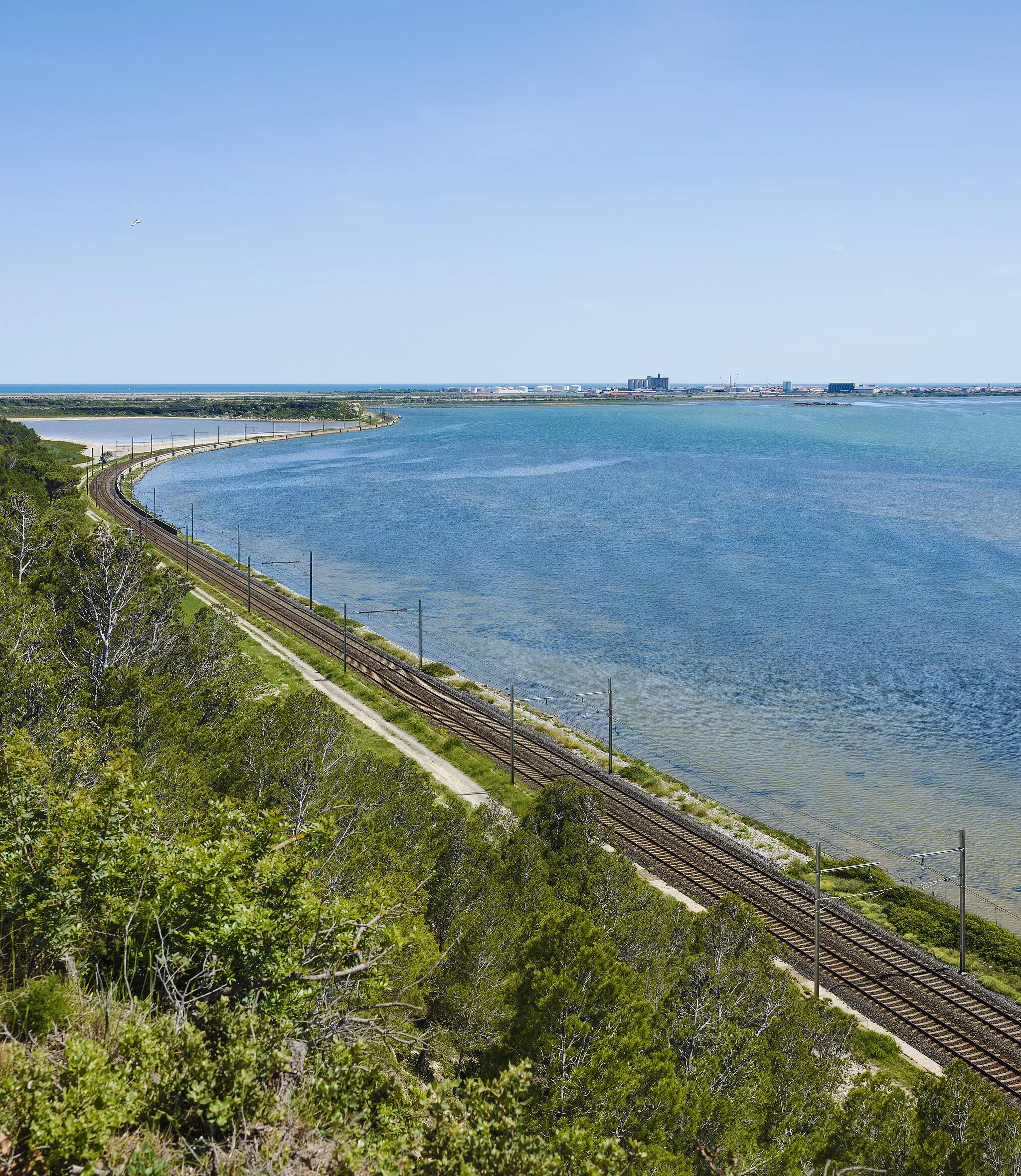 Photo showing: Railway along the Sainte-Lucie Island and the Étang de Bages-Sigean. Sainte Lucie regional nature reserve. Port-la-Nouvelle, Aude, France. Narbonnaise en Méditerranée Regional Natural Park.