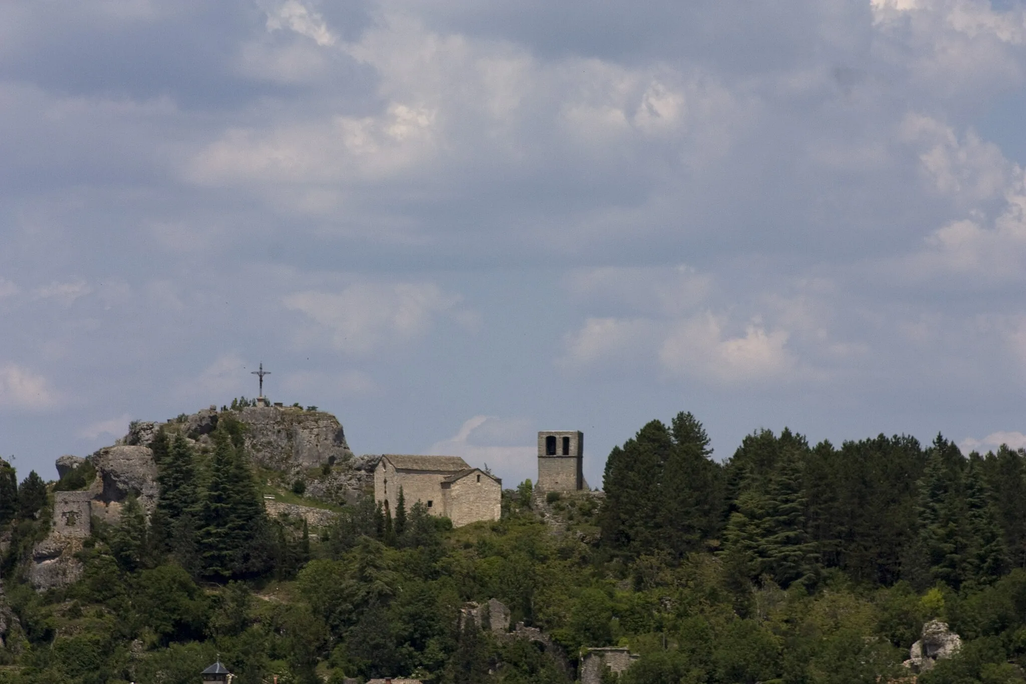 Photo showing: The site of Castle Rock is the castle of the village of Caylar. In the advanced fortifications of the ancient castle remains no more than the parish church.