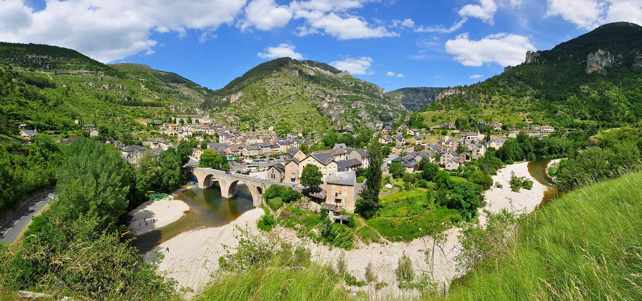 Photo showing: The little village of Sainte-Enimie (Lozère, France) at the entrance of the Gorges du Tarn, seen from a picnic area on D986 road.