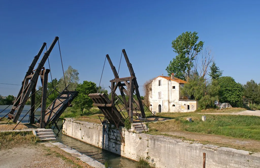 Photo showing: Replica of the Langlois bridge near Arles, France, which was painted by Van Gogh more than once. The replica is another bridge of same series, from Fos-sur-Mer, which was set up in 1962, two kilometers south of the original's location. It was completely restored in 1997.

The original bridge was popular under the name of its long-time keeper Langlois. Van Gogh misunderstood that name and interpreted it as l'Anglais. (Englishmen's bridge).