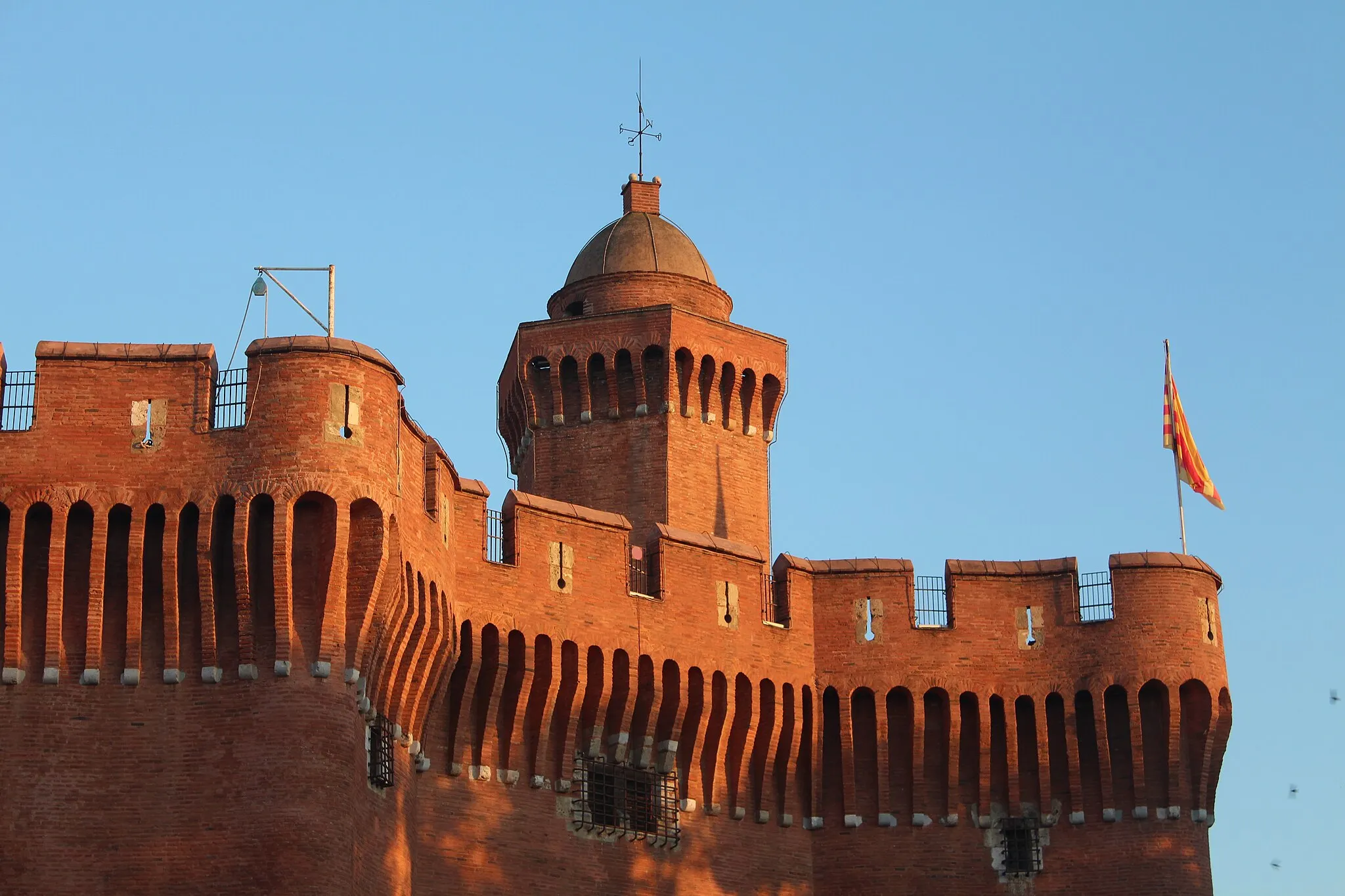 Photo showing: Castillet in Perpignan. This image has been originally created as the illustration for spina mury entry in szarada.net crosswords dictionary. It has been released under CC-BY-3.0 license.