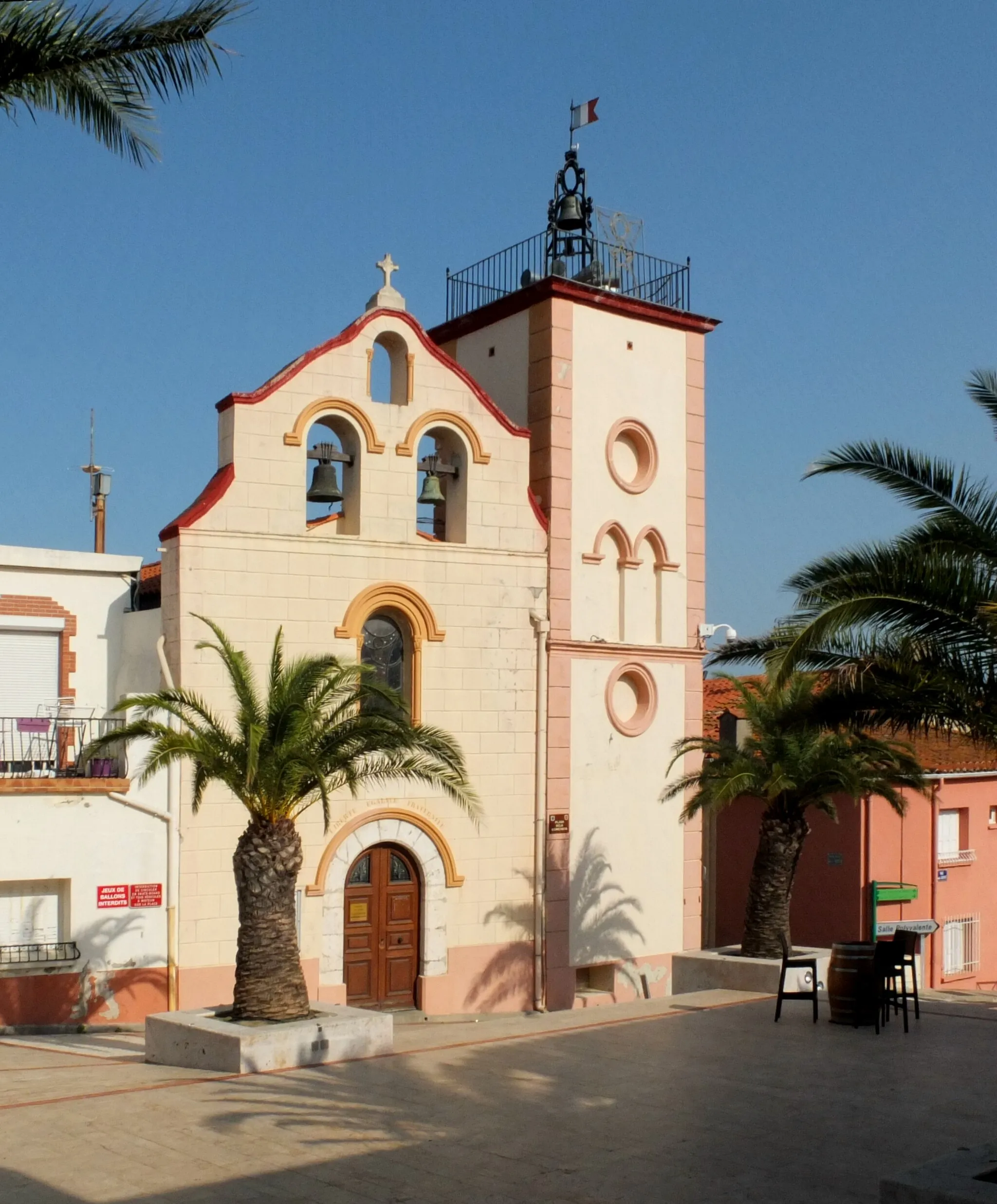 Photo showing: Parish church Saint-Julien et Sainte-Basilisse, 17th century, Villeneuve-de-la-Raho, France.