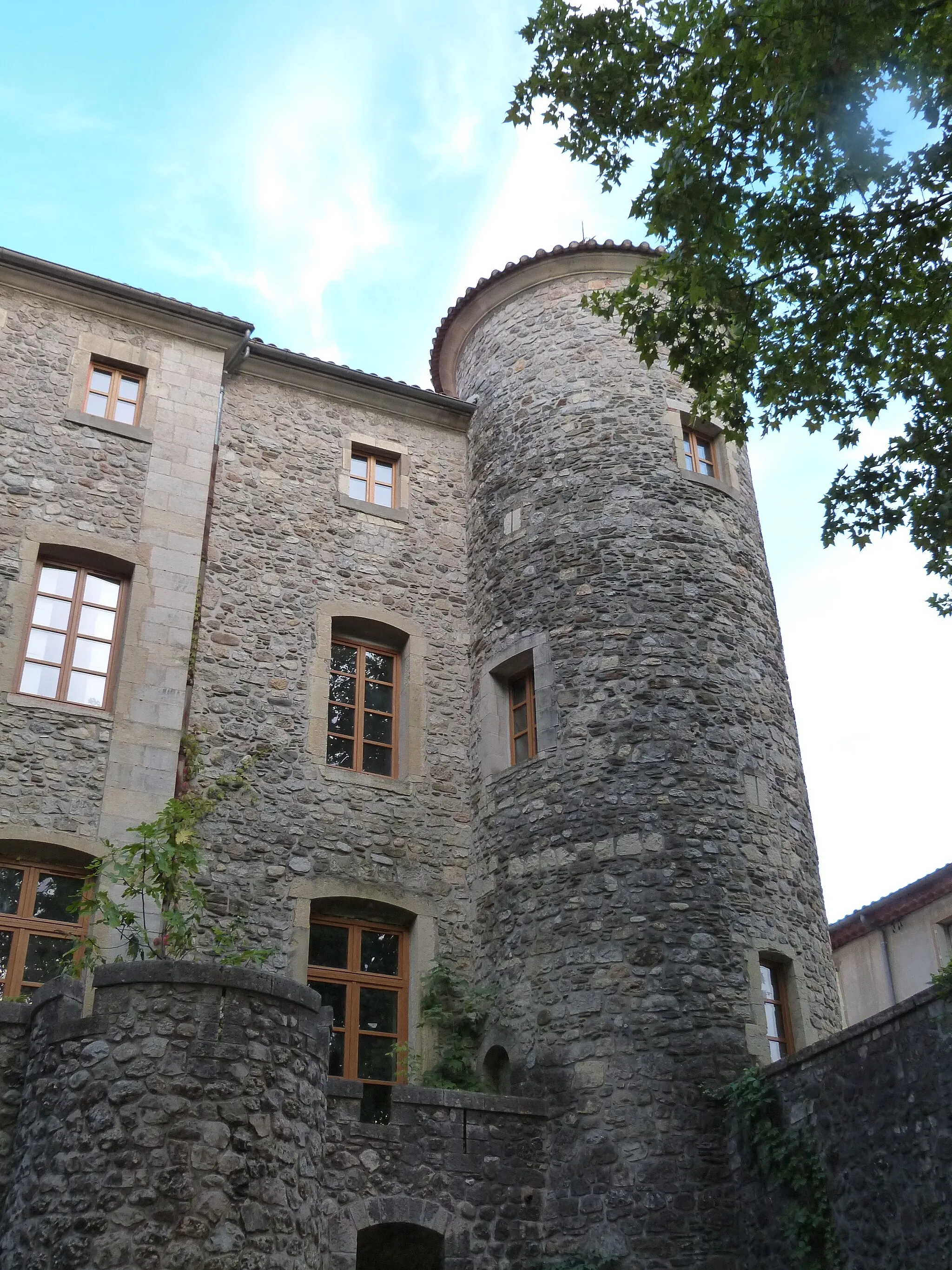 Photo showing: Tour de la façade principale du château de Montcalm à Avèze (Gard, France)