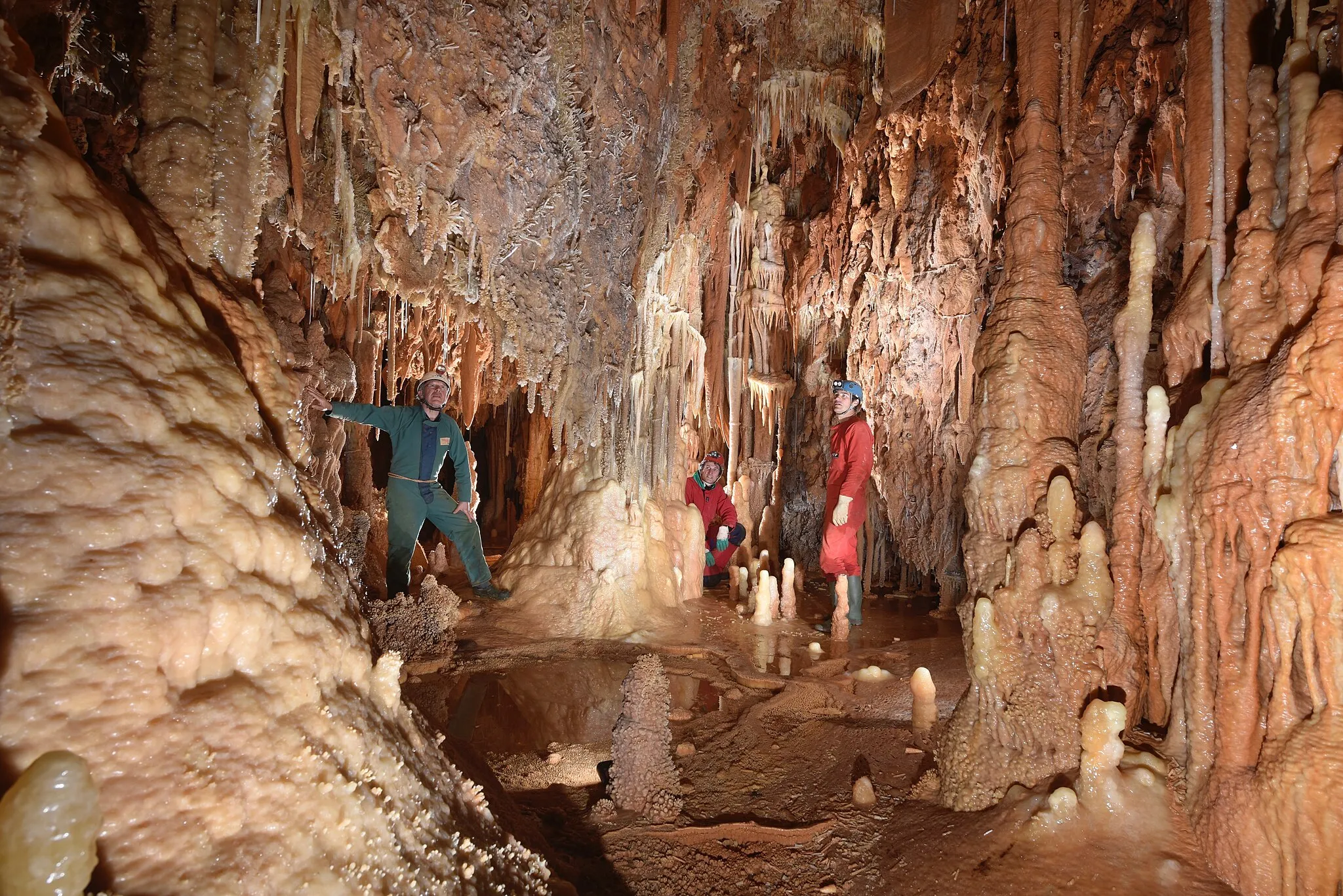 Photo showing: les 3 explorateurs de la grotte