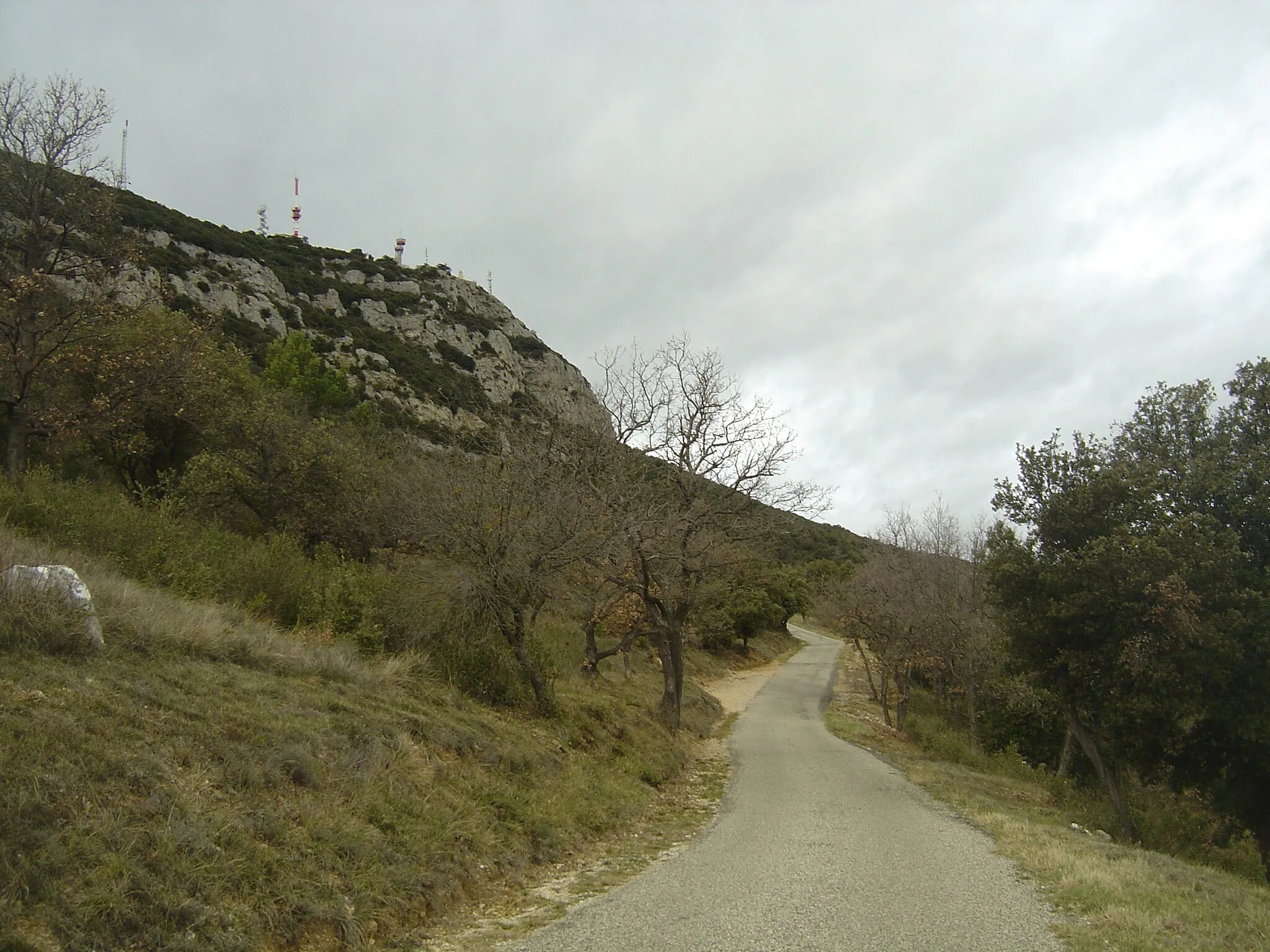 Photo showing: Ascension du mont Bouquet par Seynes. Vue sur le Guidon du Bouquet (629m) plus haut